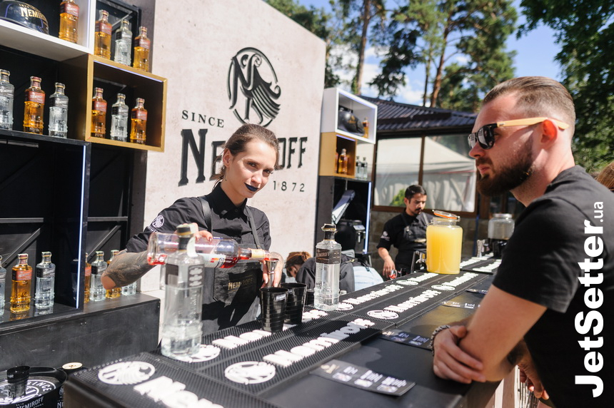 Гості вечора дегустували фірмові коктейлі від бренду
Nemiroff Ukraine.