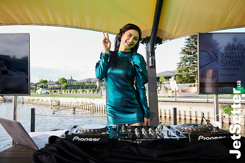 Ведучою заходу виступила Поліна Логунова, яка також зіграла авторський DJ-set.