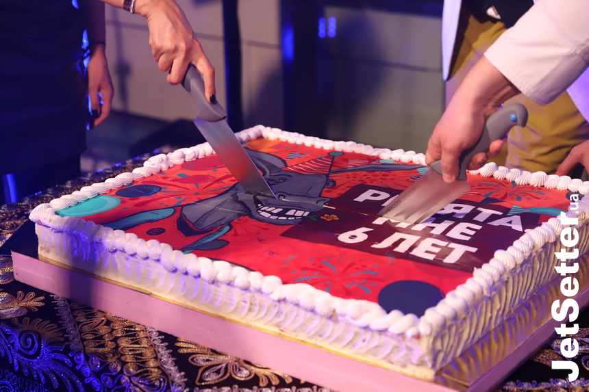 Урочистим завершенням вечора став святковий торт від бренд-шефа Bulldozer Group Україна Сергія Юрчишина.