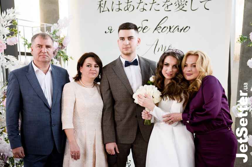 Марія-Барбара Кузьменко з мамою Світланою Бабійчук, чоловіком Віктором та його батьками
