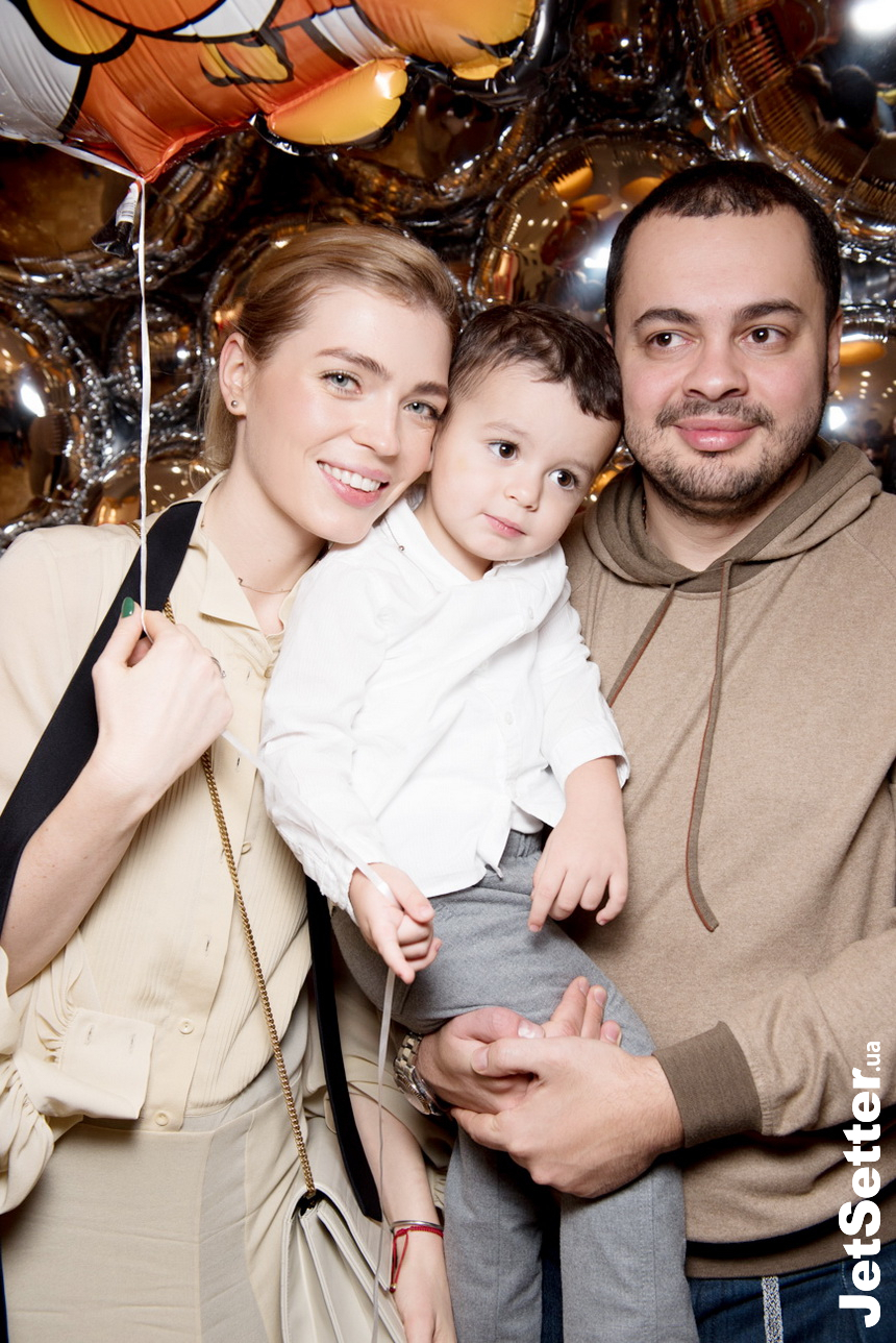 Катерина Любчик з сином Ринатом та чоловіком