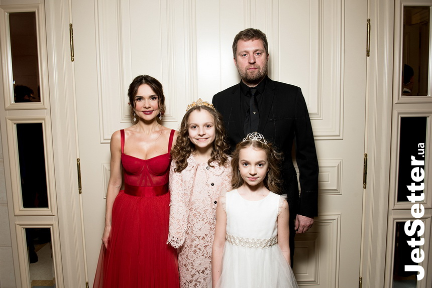 Олена та Сергій Лавренюки з дочками