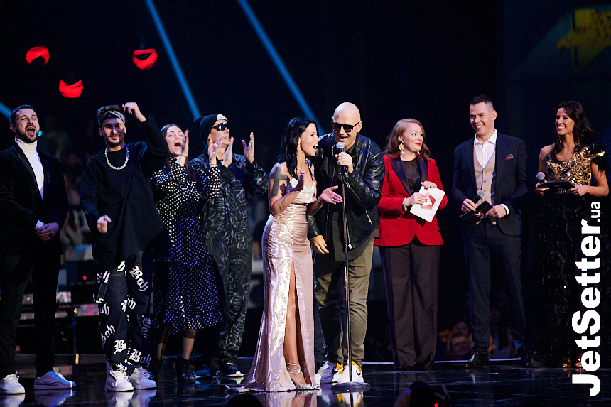 команда продюсерського центру Mozgi отримує нагороду гурту «Время и Стекло» у номінації «Хіт року»