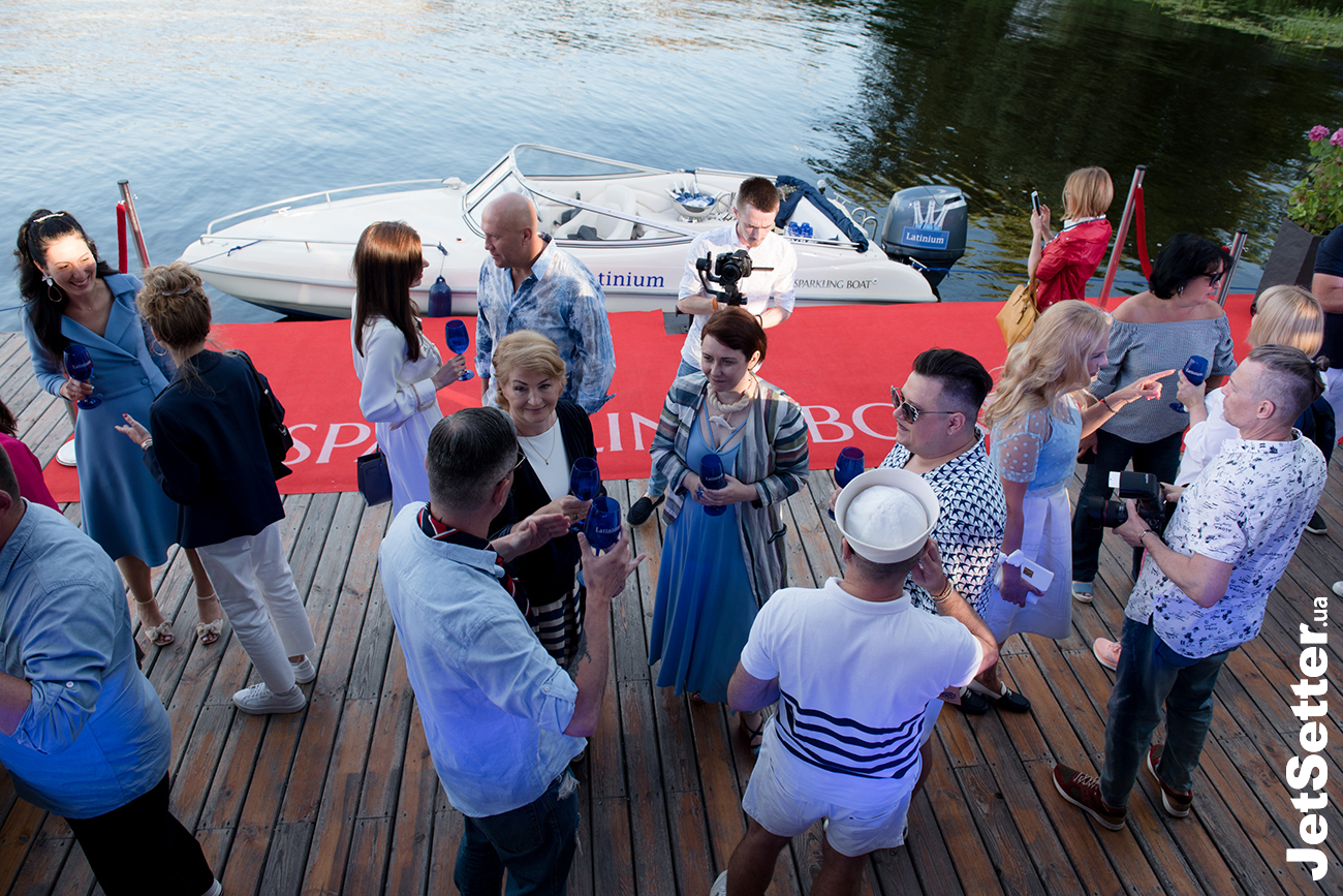 Презентація сервісу авторських прогулянок Дніпром Sparkling Boat Kyiv