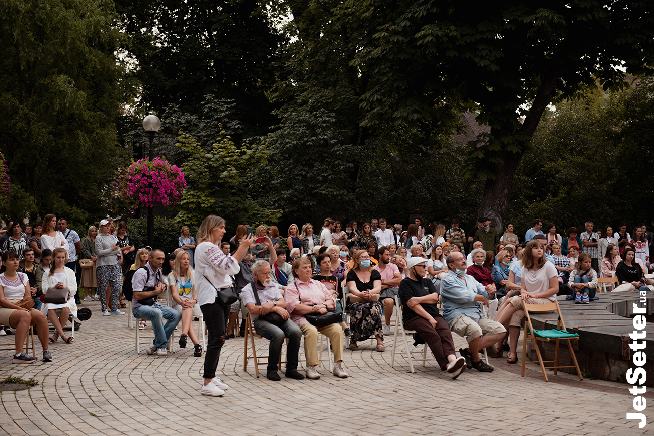 «Ода незалежності» від Classic Picnic та JS: світські шанувальники музики на святковому пікніку в парку Шевченка