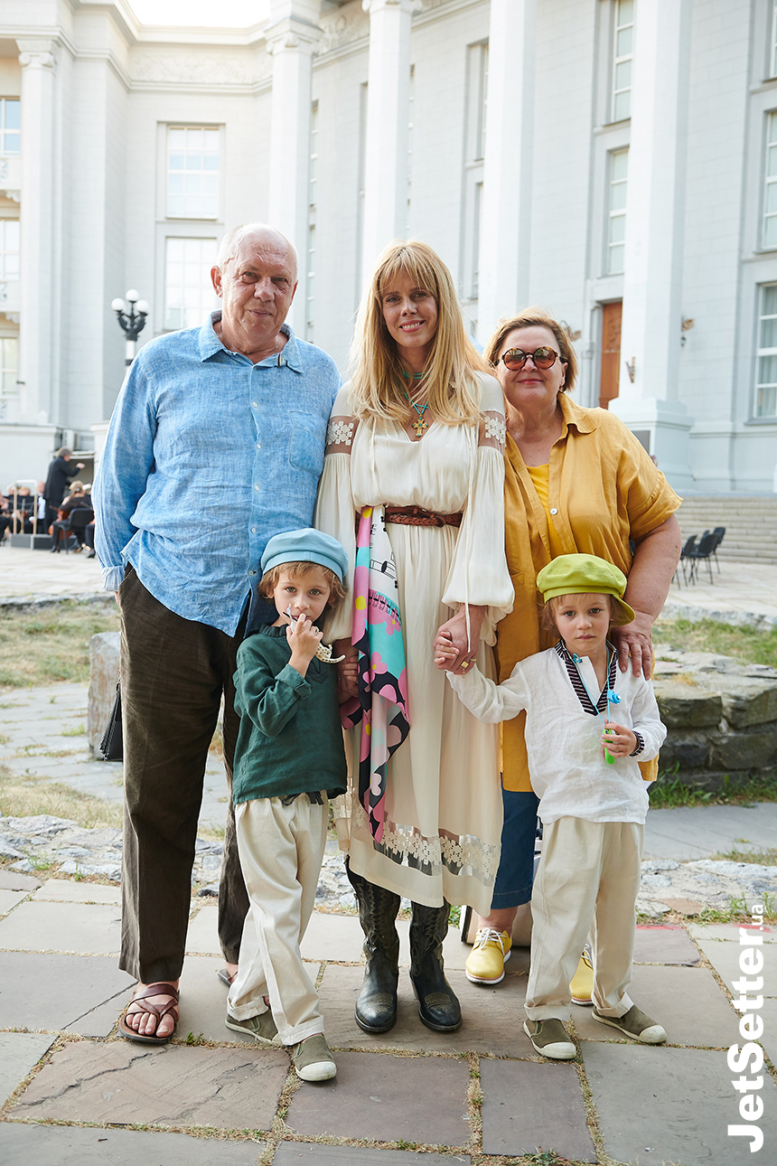 Марія Дідковська з батьками та синами