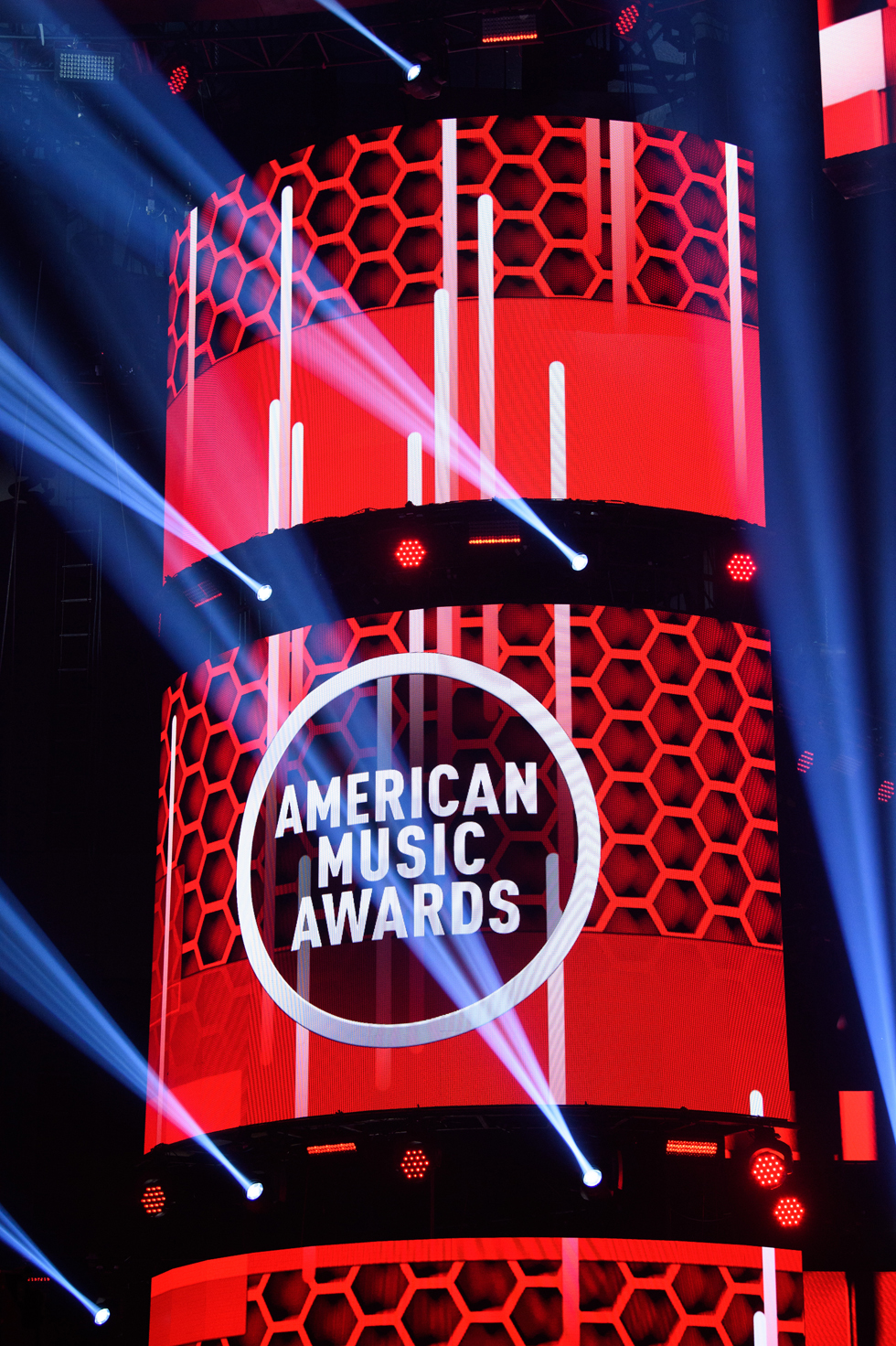 Джей Ло, Біллі Айліш та Меган Фокс із новим коханим на American Music Awards 2020