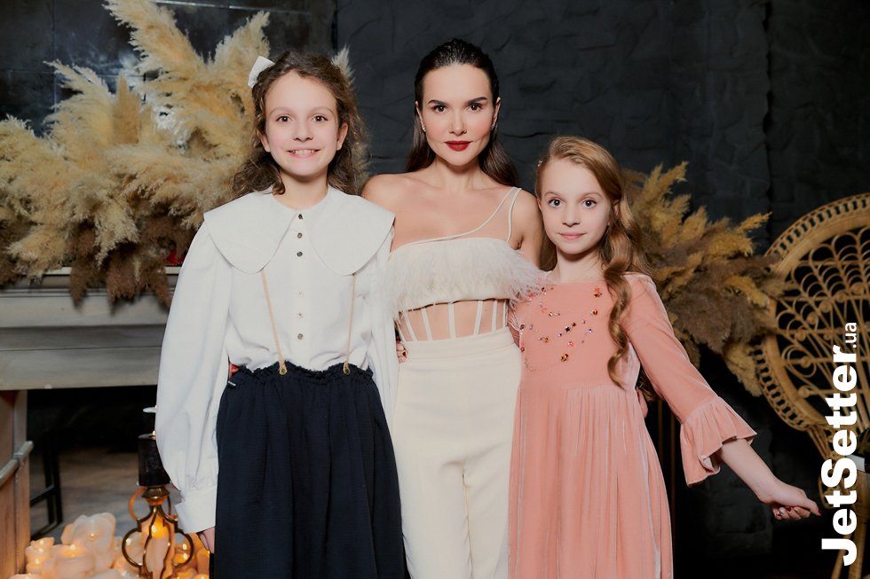 Олена Лавренюк з доньками