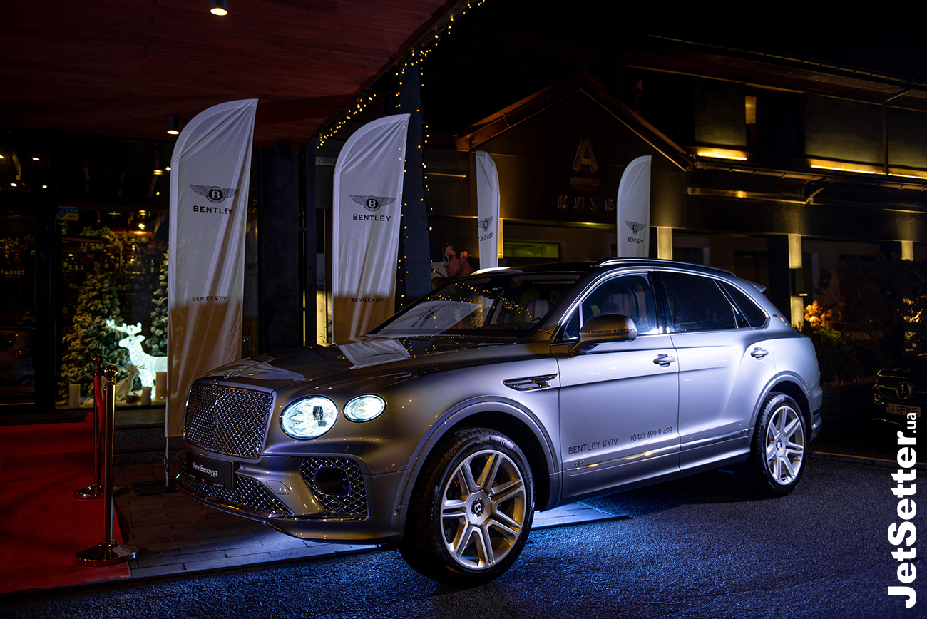 Біля входу гостей зустрічав розкішний Bentley Bentayga, який представив автомобільний партнер Bentley Kyiv — єдиний офіційний дилер в Україні
