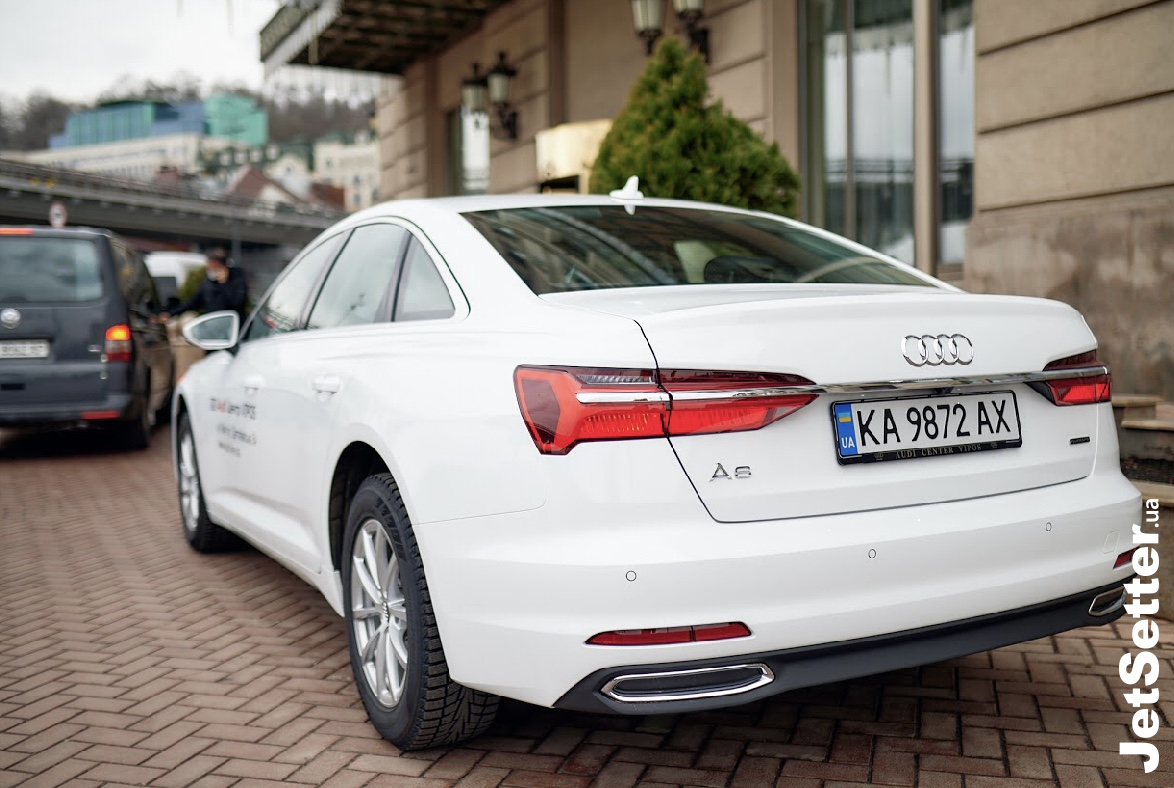 Перший офіційний дилер Audi AG в Україні Audi Центр Vipos, розіграв серед гостей три фірмових подарунка