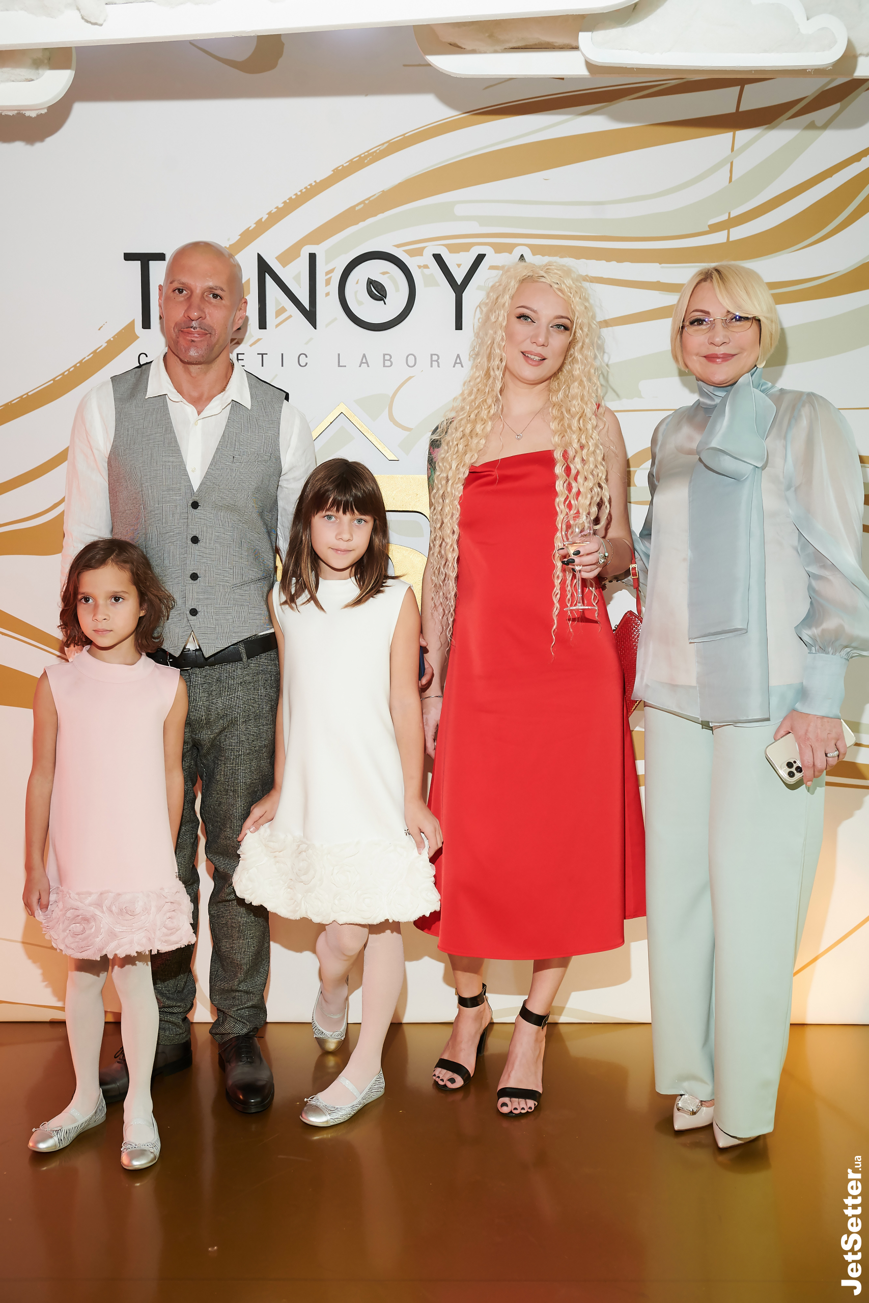 Тетяна Макарова з донькою Ольгою Фадеїчевою, онуками Алісою і Сніжаною і директором по розвитку бренда Сергієм Фадеїчевим 