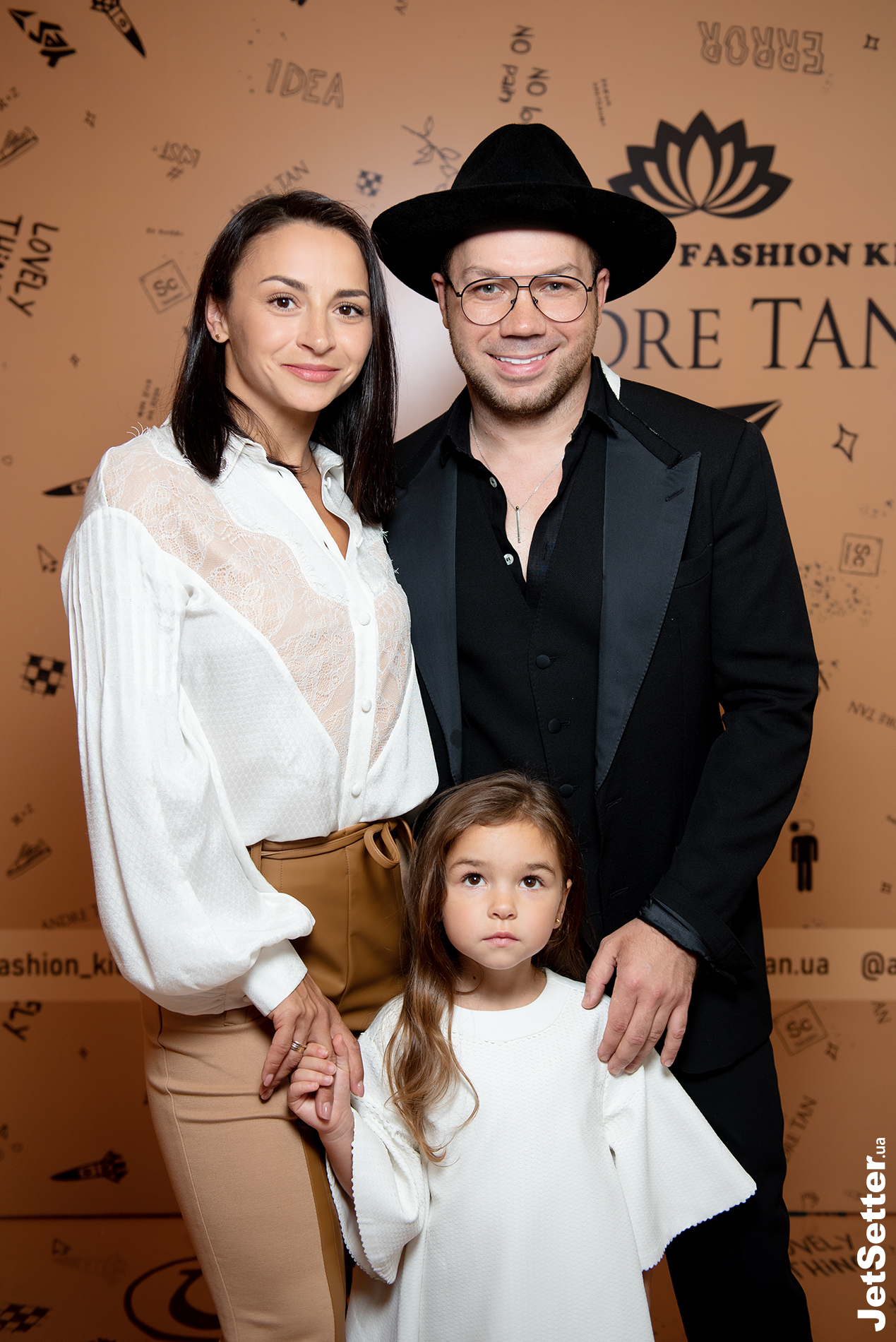 Ілона Гвоздьова з донькою, Андре Тан