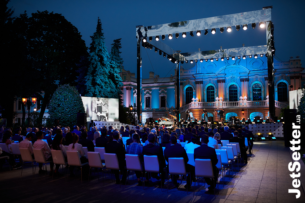 Церемонія вручення премії «Національна легенда України» біля Маріїнського палацу