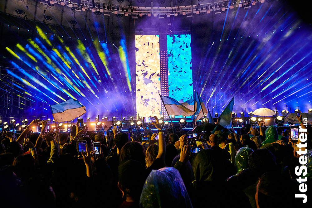 Тисячі глядачів, топові зірки і танці під дощем на святковому концерті на НСК «Олімпійський»