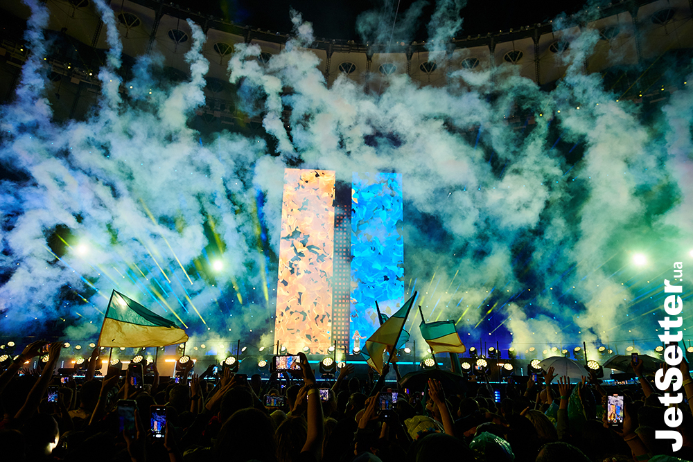 Тисячі глядачів, топові зірки і танці під дощем на святковому концерті на НСК «Олімпійський»