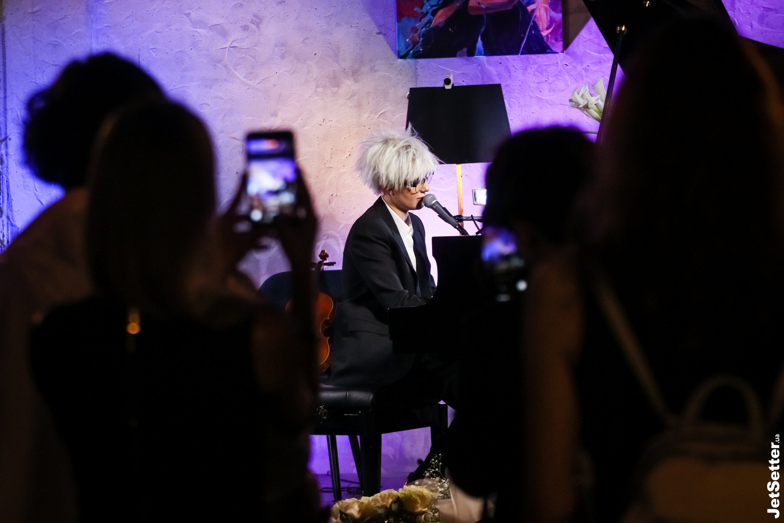 Презентація дебютного альбому Жанни27 на даху ЦУМу