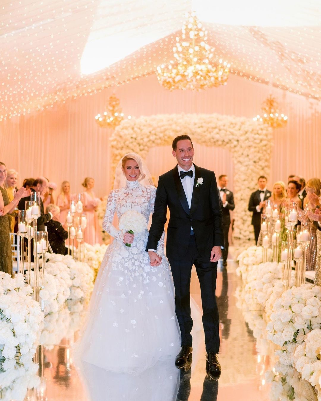 Мільйон білих троянд і марафон весільних суконь: деталі казкового весілля Періс Гілтон ФОТО