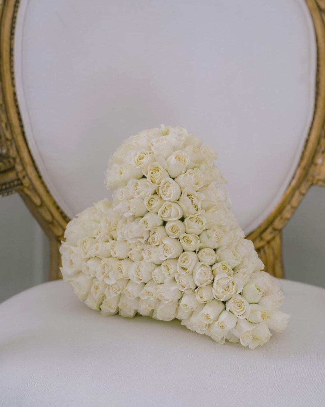 Мільйон білих троянд і марафон весільних суконь: деталі казкового весілля Періс Гілтон ФОТО