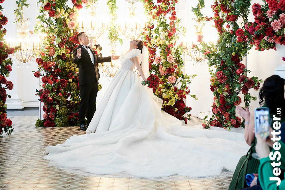 Три сукні, довжелезний шлейф і 4 кг кришталю: київське весілля Іванни Онуфрійчук та Алмаза