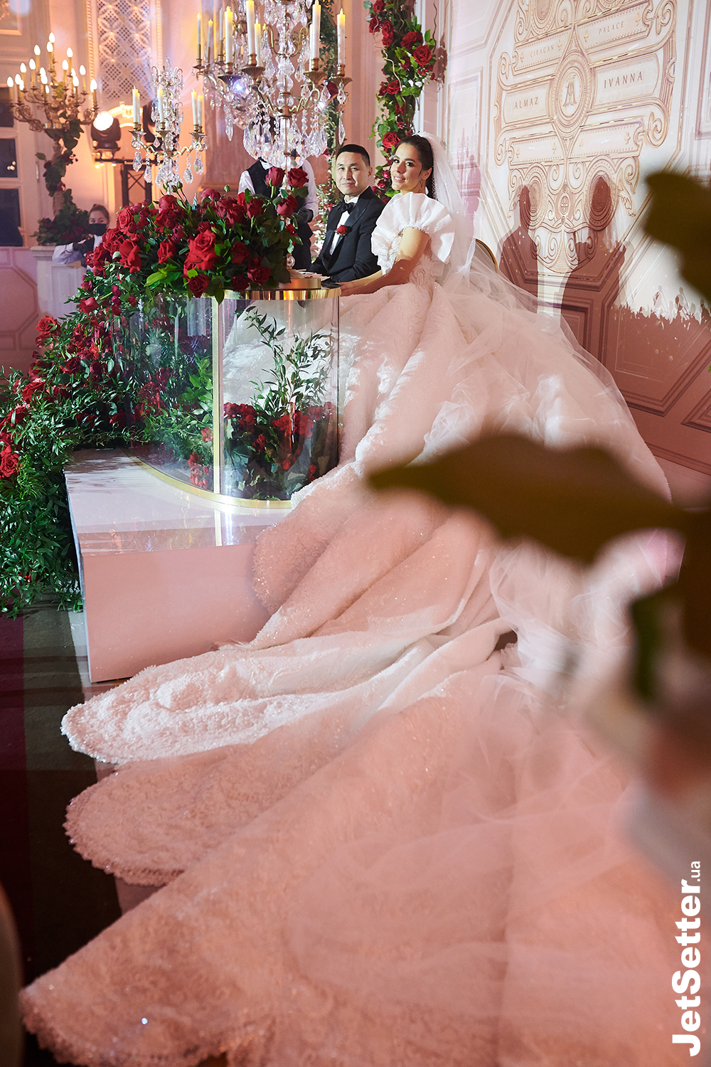 Три сукні, довжелезний шлейф і 4 кг кришталю: київське весілля Іванни Онуфрійчук та Алмаза