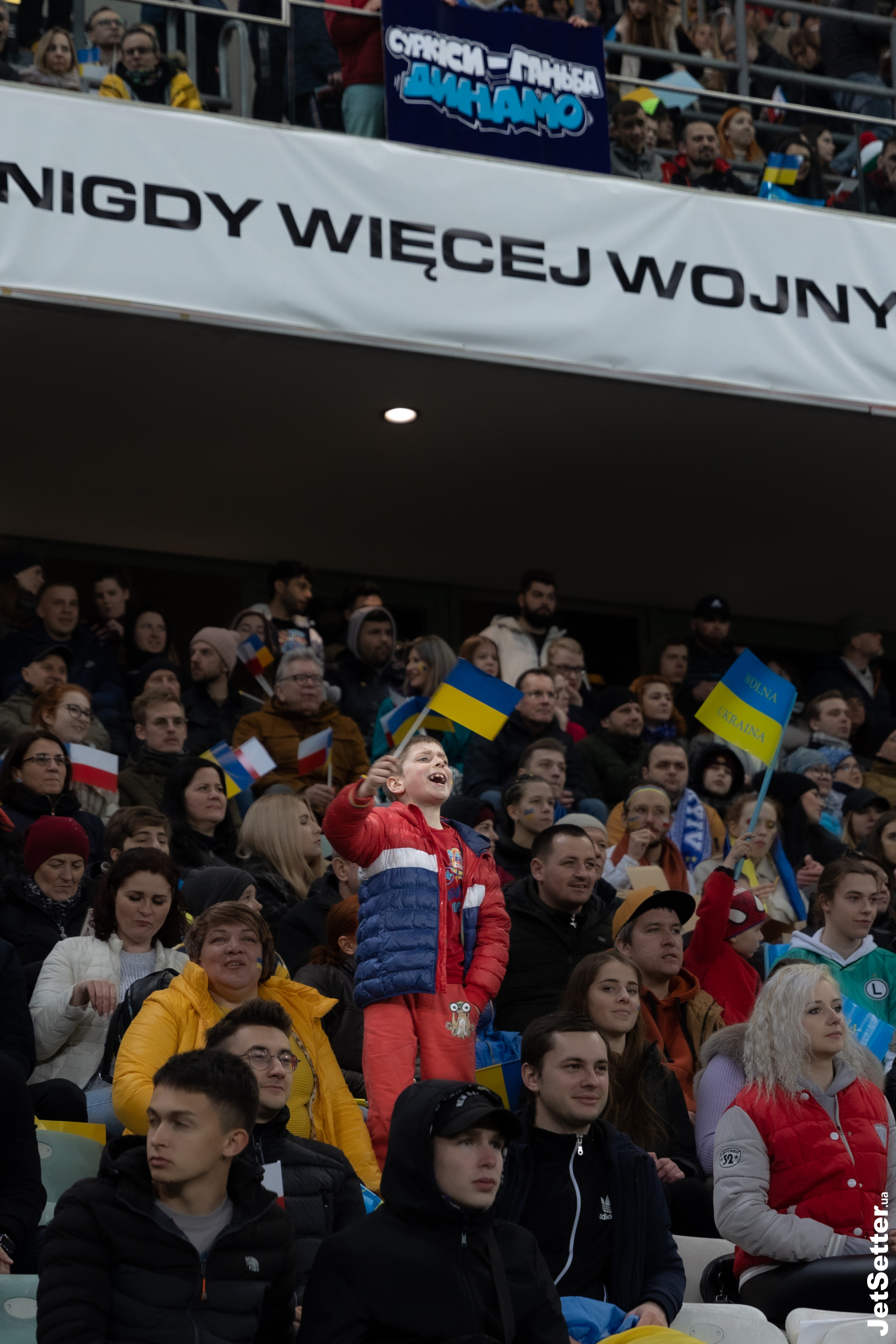 Тіна Кароль, Юлія Саніна та Надя Дорофєєва на матчі «Динамо» у Варшаві