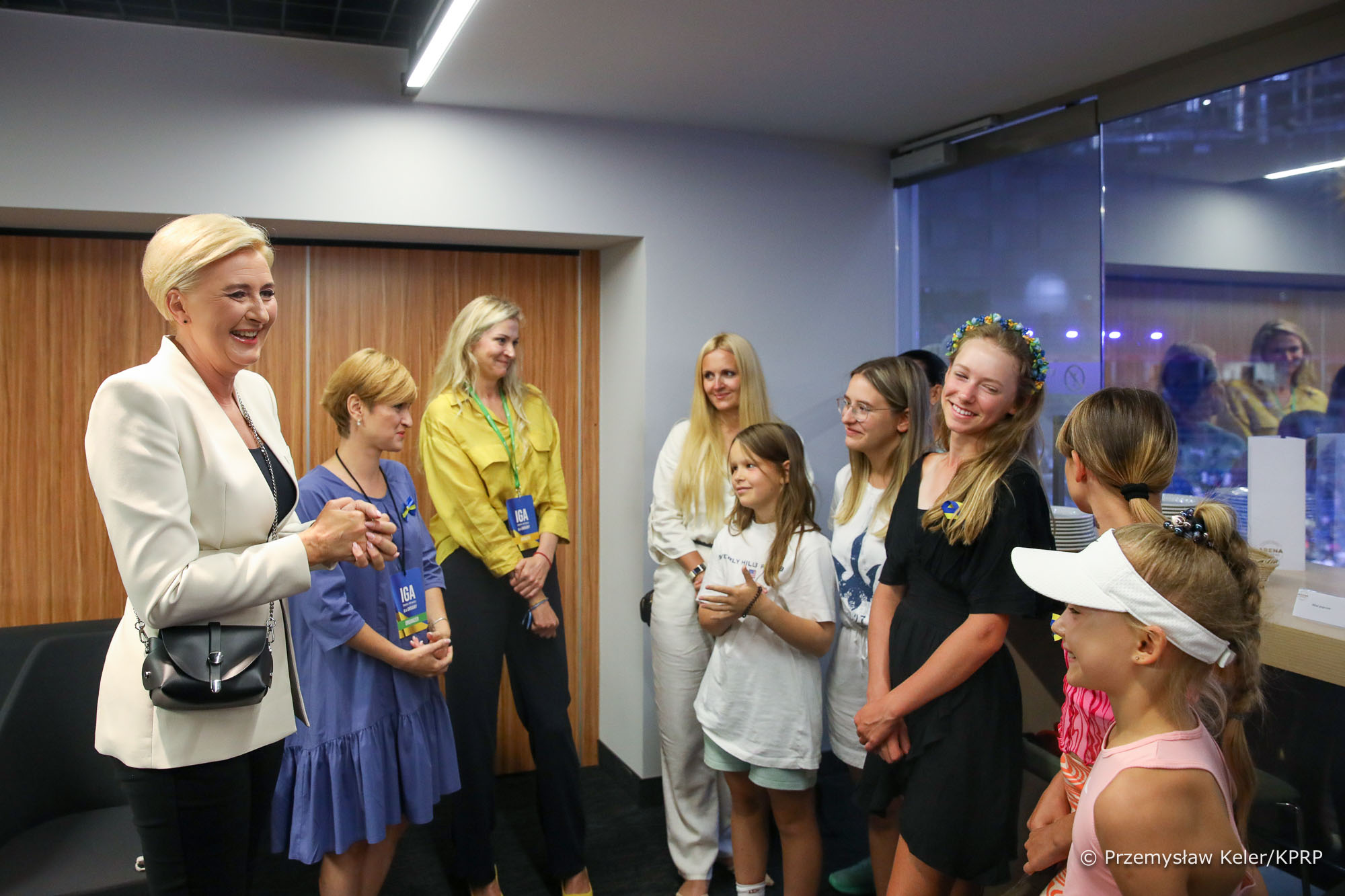 Перша леді Польщі Агата Корнгаузер-Дуда спілкується з юними тенісистами із Бучі, Ірпеня, Харкова та інших міст України