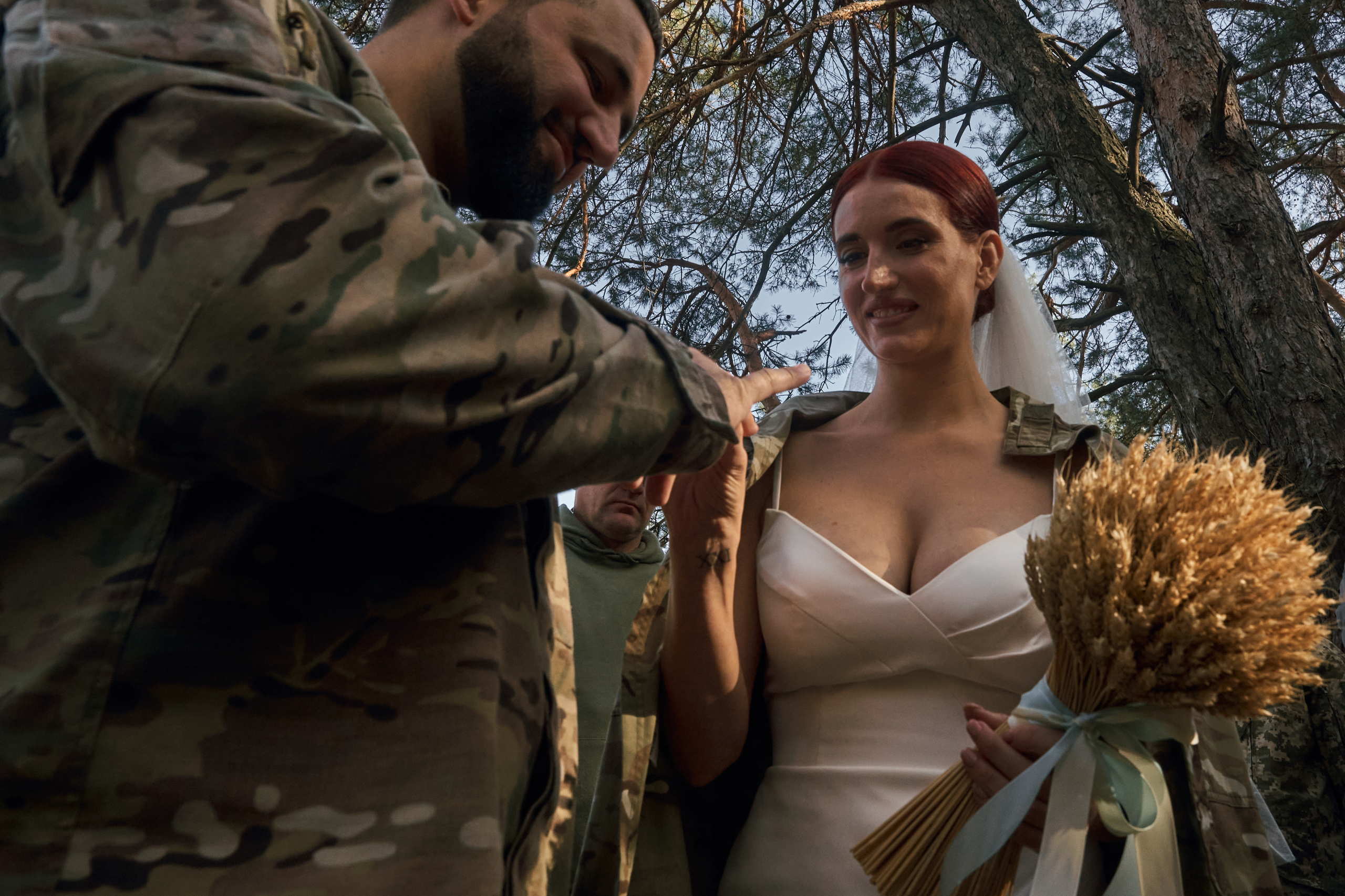 «Це життя військових»: снайперка Євгенія Емеральд про весілля на передовій