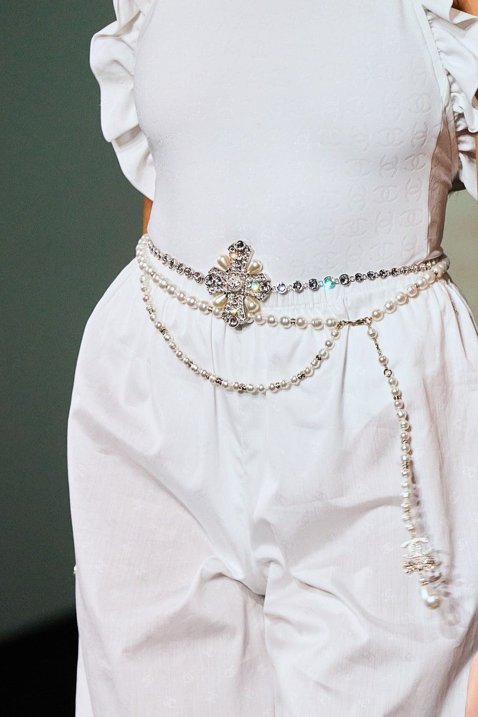 Перли, твід та панчохи з кристалами: колекція Chanel SS’23 у деталях
