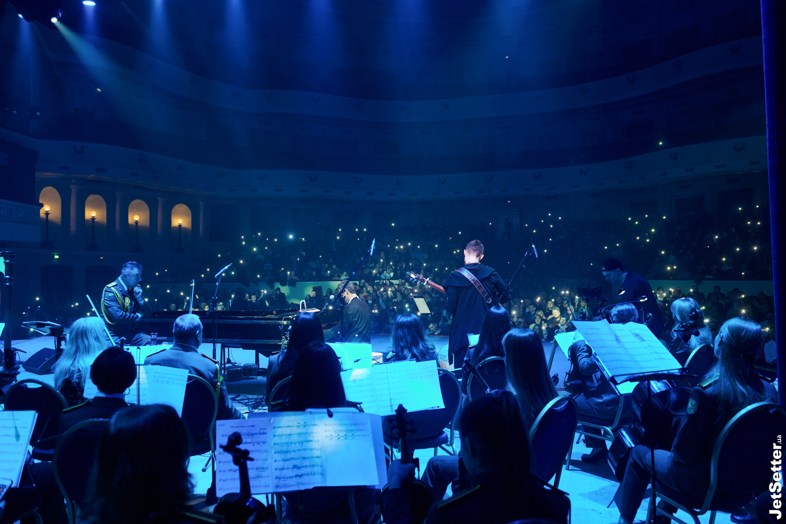 Концерт Євгена Хмари в супроводі оркестру ЗСУ в Жовтневому палаці