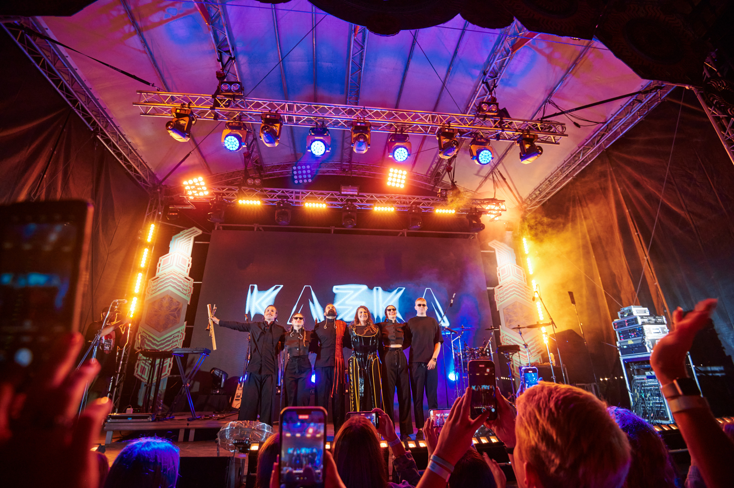 Дуети та шалені емоції: концерт гурту KAZKA в артпросторі UYAVA