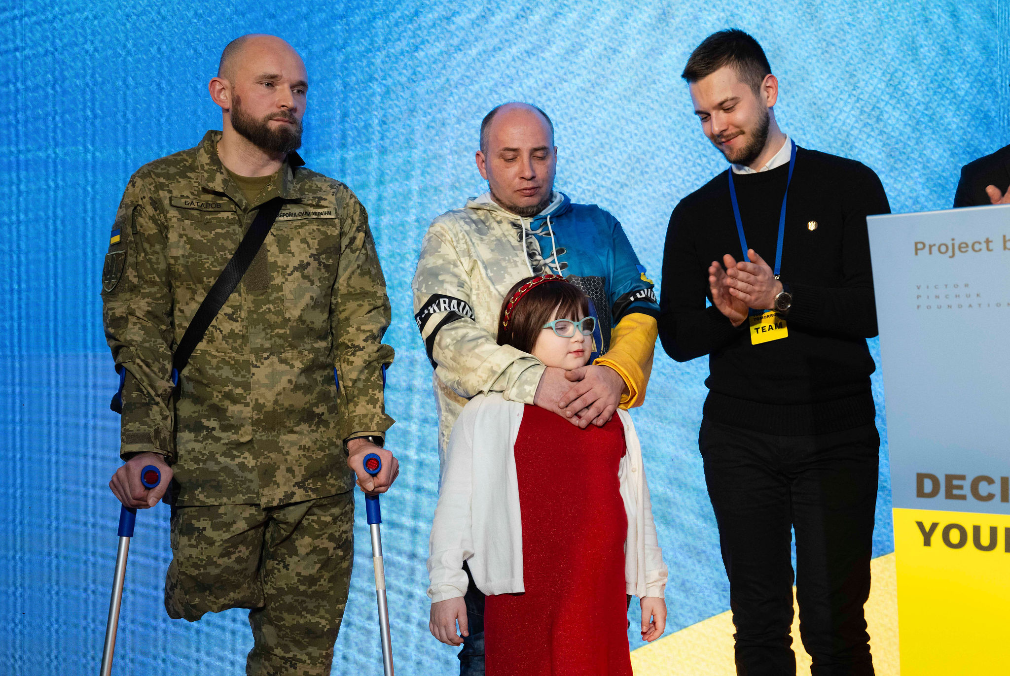 Олександра Межева, 8-річна дитина, депортована з Маріуполя, та Олександр Баталов, стрілець-санітар Збройних сил України
