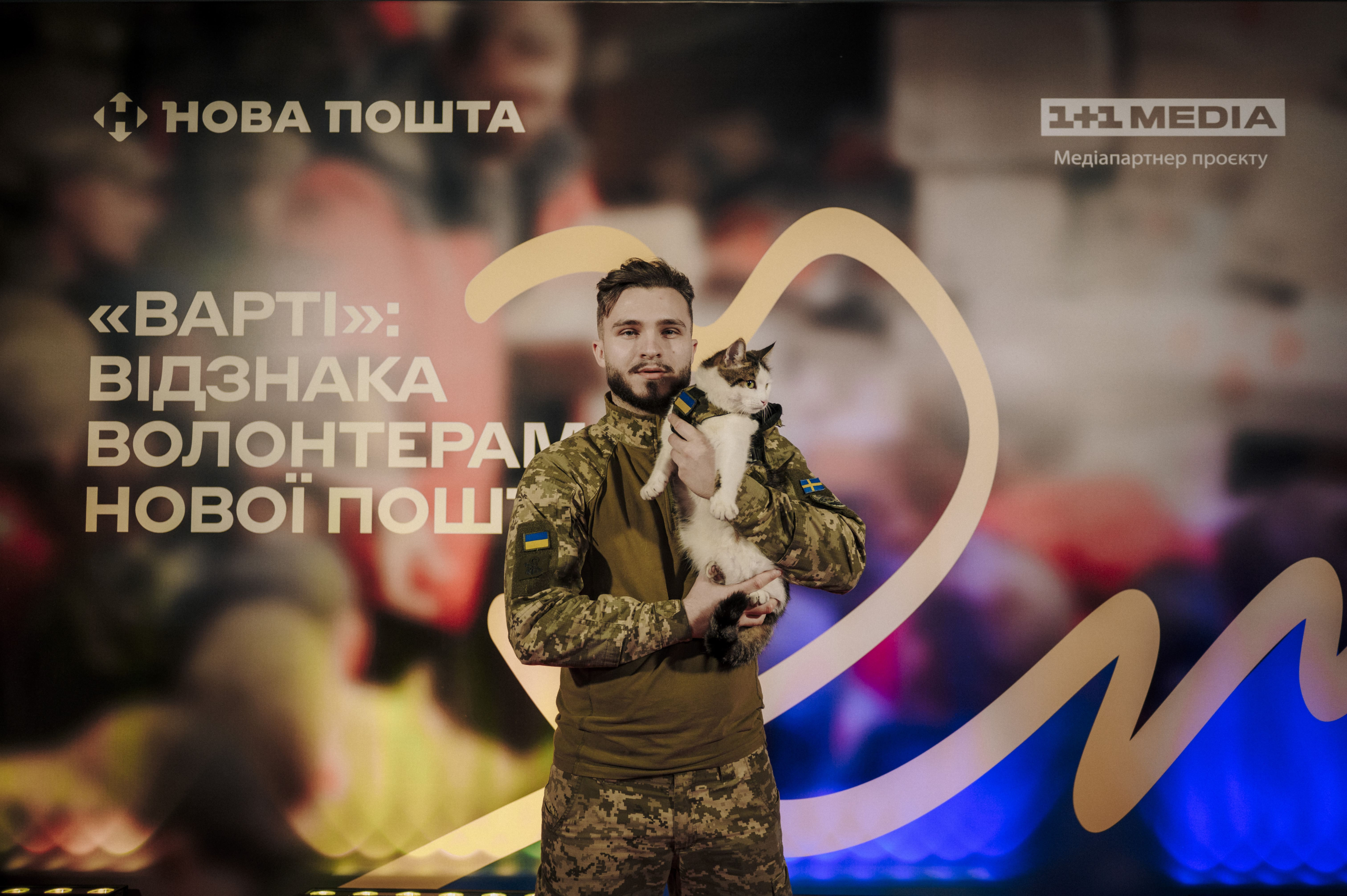 Військовослужбовець Олександр Ляшук та його бойовий котик Шайба