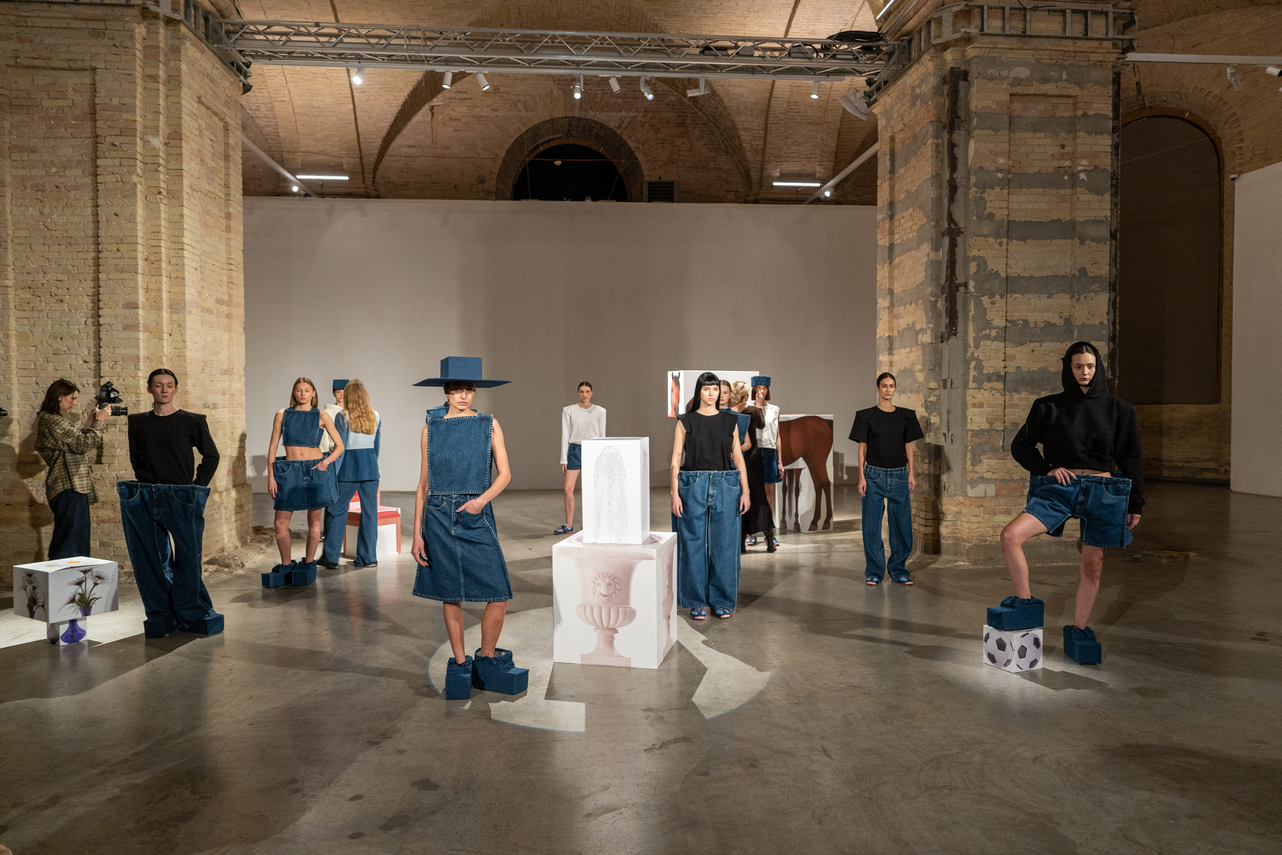 Think inside the box: презентація KSENIASCHNAIDER FW25 під час UFW