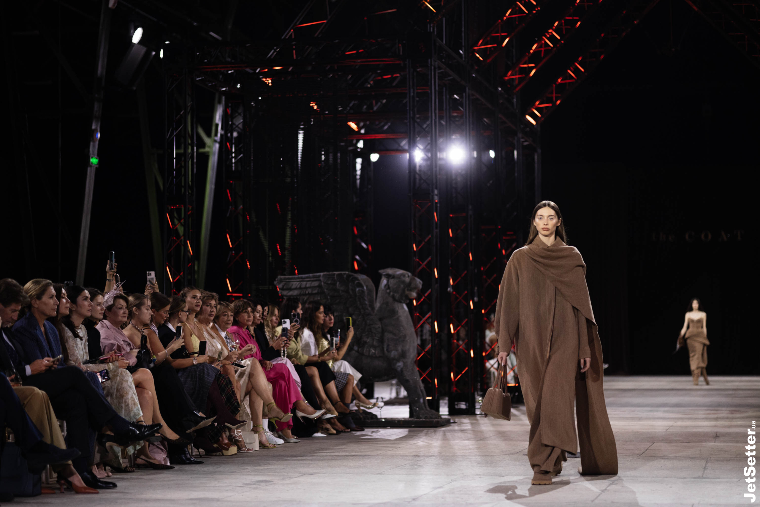 Показ the COAT FW 25/26: імпровізований костел, весілля та поцілунки