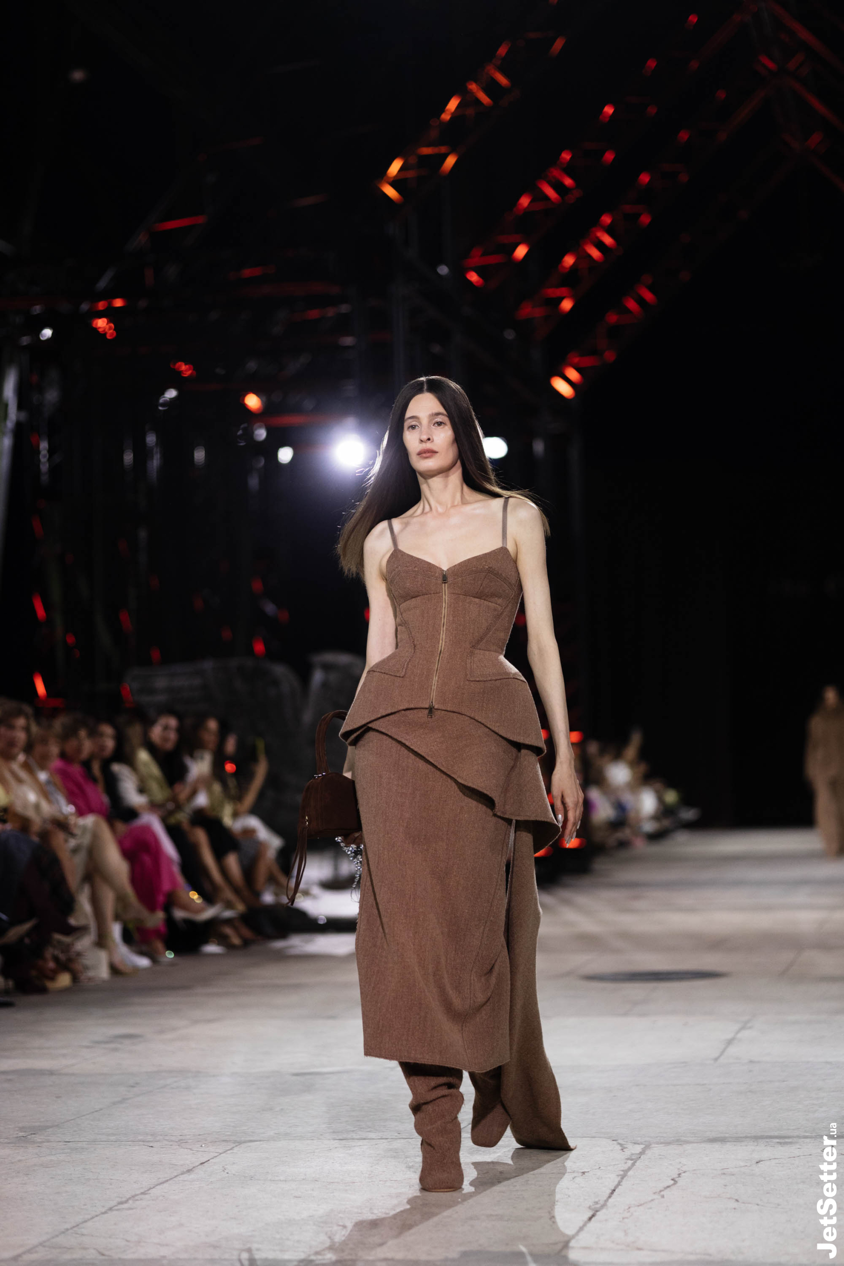 Показ the COAT FW 25/26: імпровізований костел, весілля та поцілунки