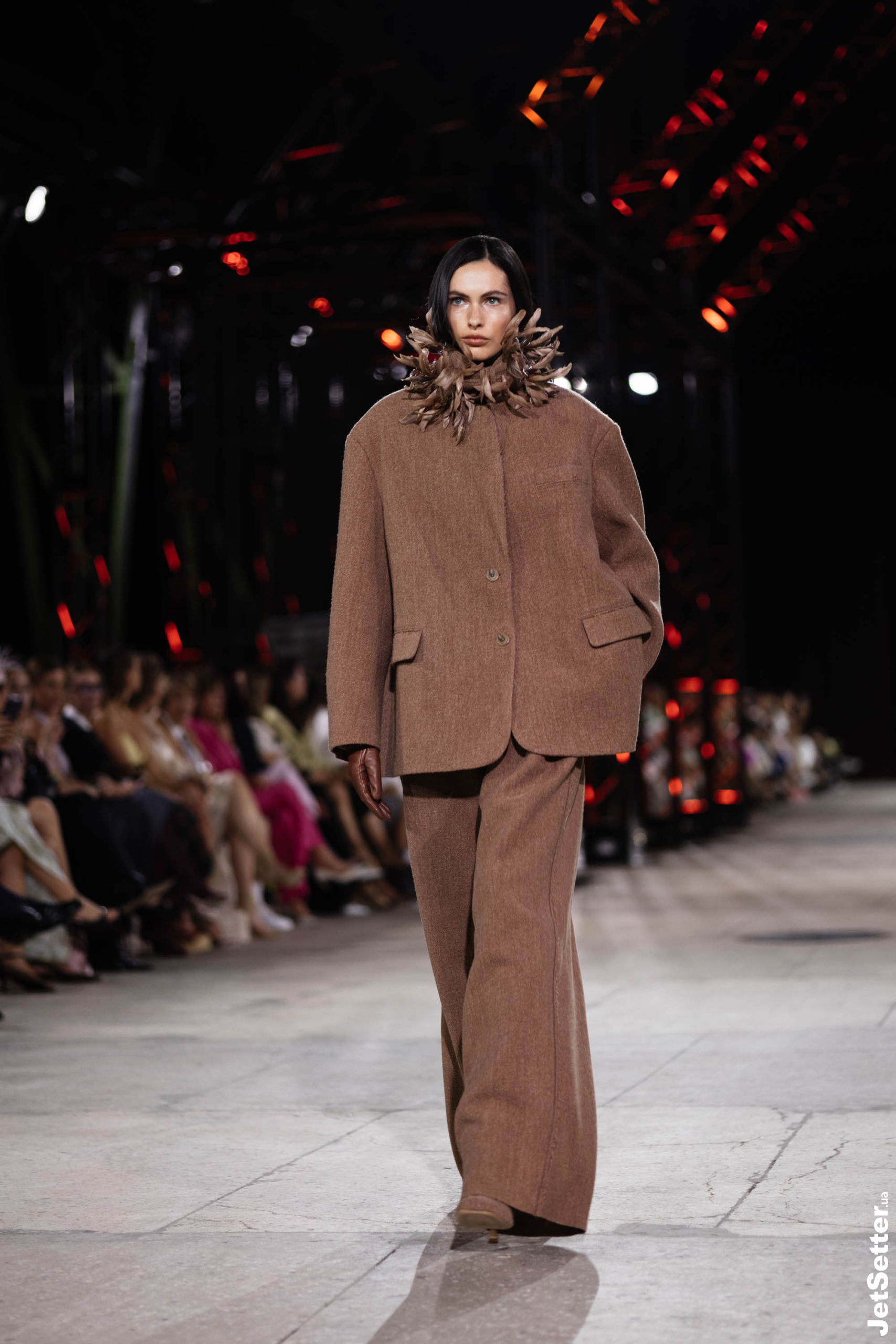 Показ the COAT FW 25/26: імпровізований костел, весілля та поцілунки