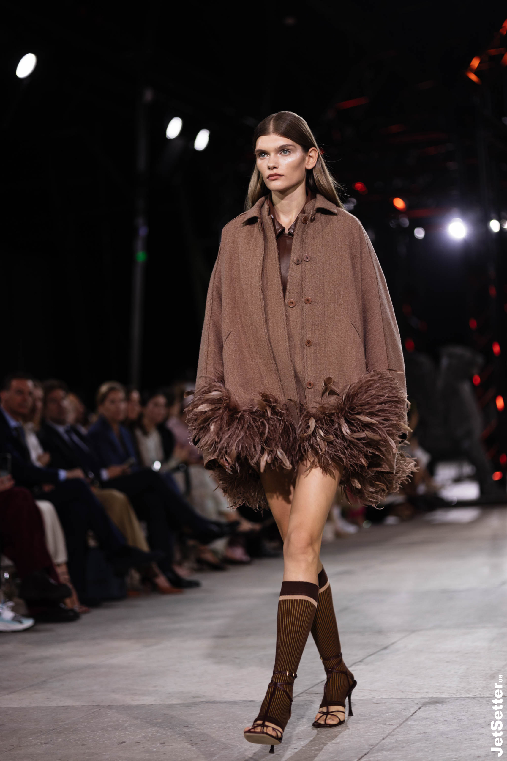Показ the COAT FW 25/26: імпровізований костел, весілля та поцілунки
