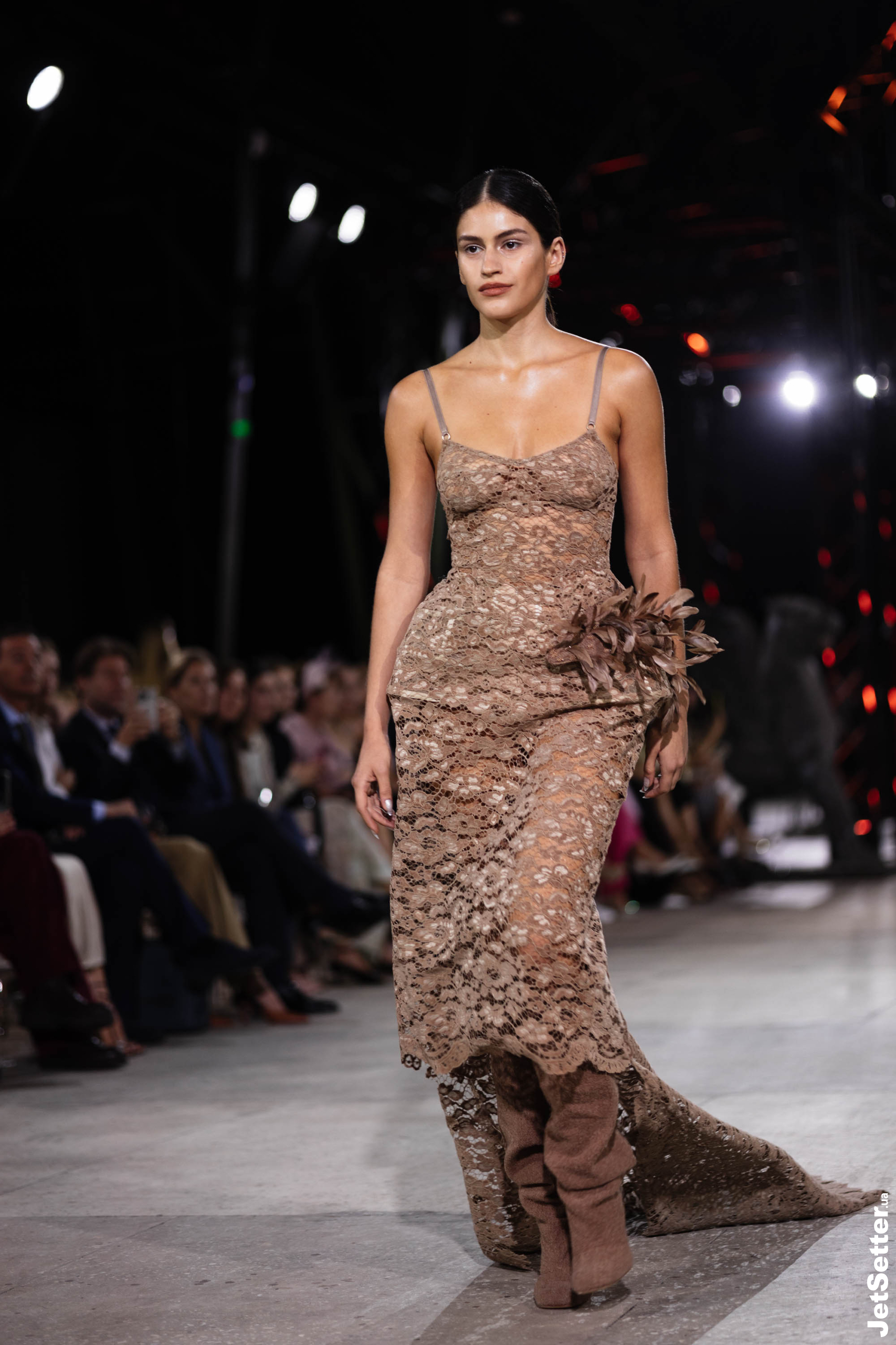 Показ the COAT FW 25/26: імпровізований костел, весілля та поцілунки