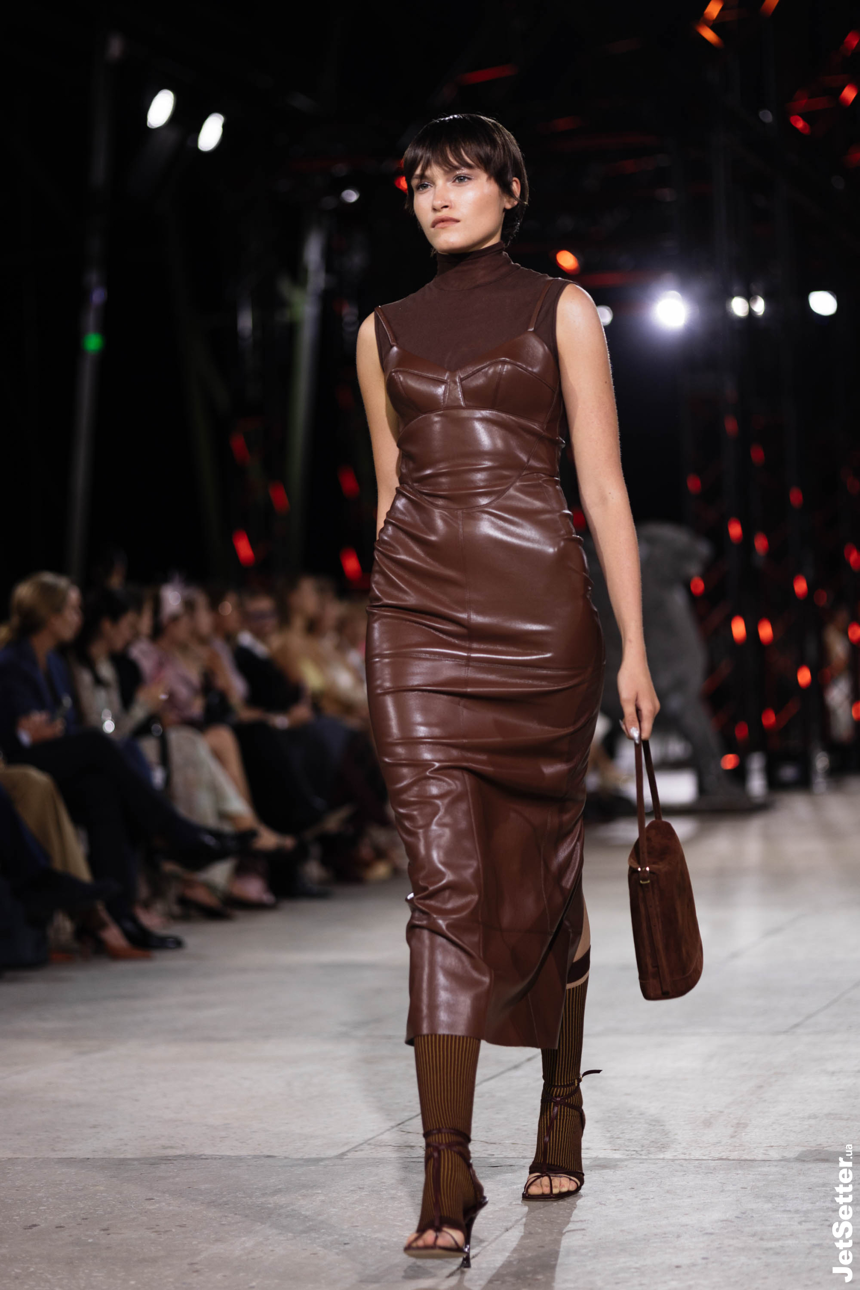 Показ the COAT FW 25/26: імпровізований костел, весілля та поцілунки