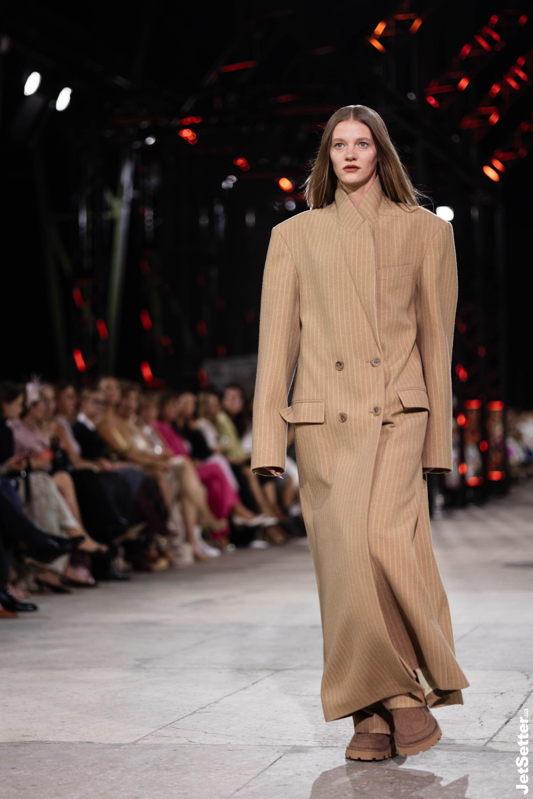 Показ the COAT FW 25/26: імпровізований костел, весілля та поцілунки