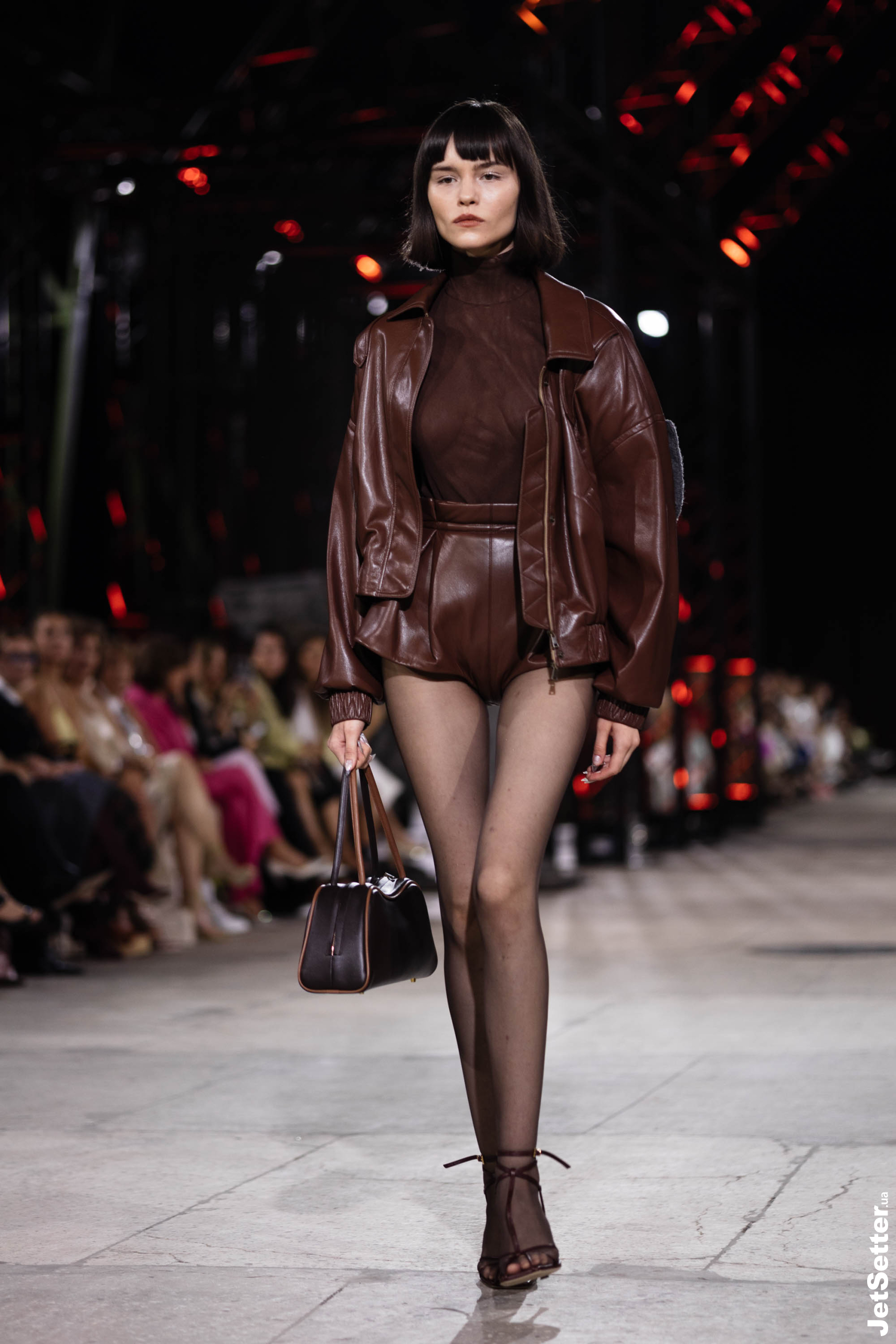 Показ the COAT FW 25/26: імпровізований костел, весілля та поцілунки
