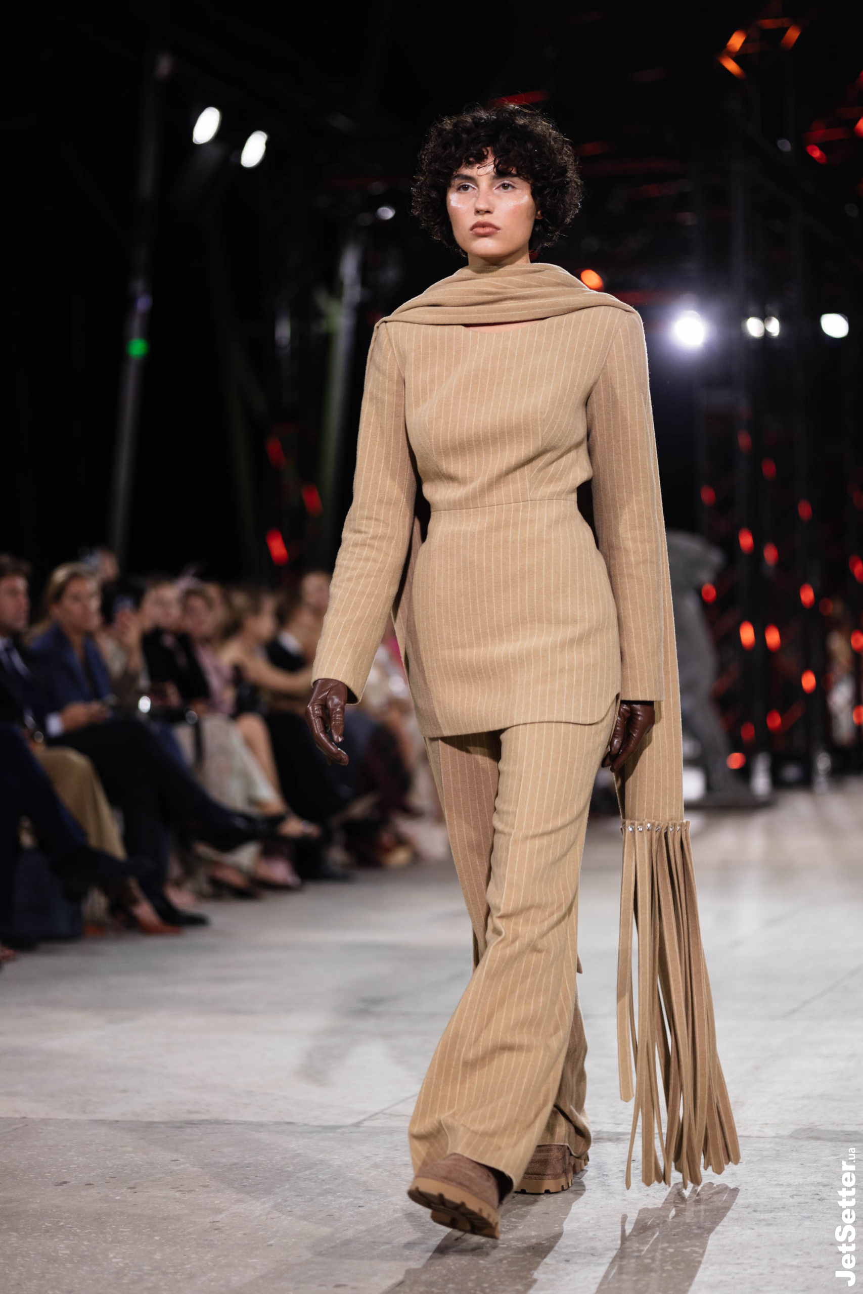 Показ the COAT FW 25/26: імпровізований костел, весілля та поцілунки
