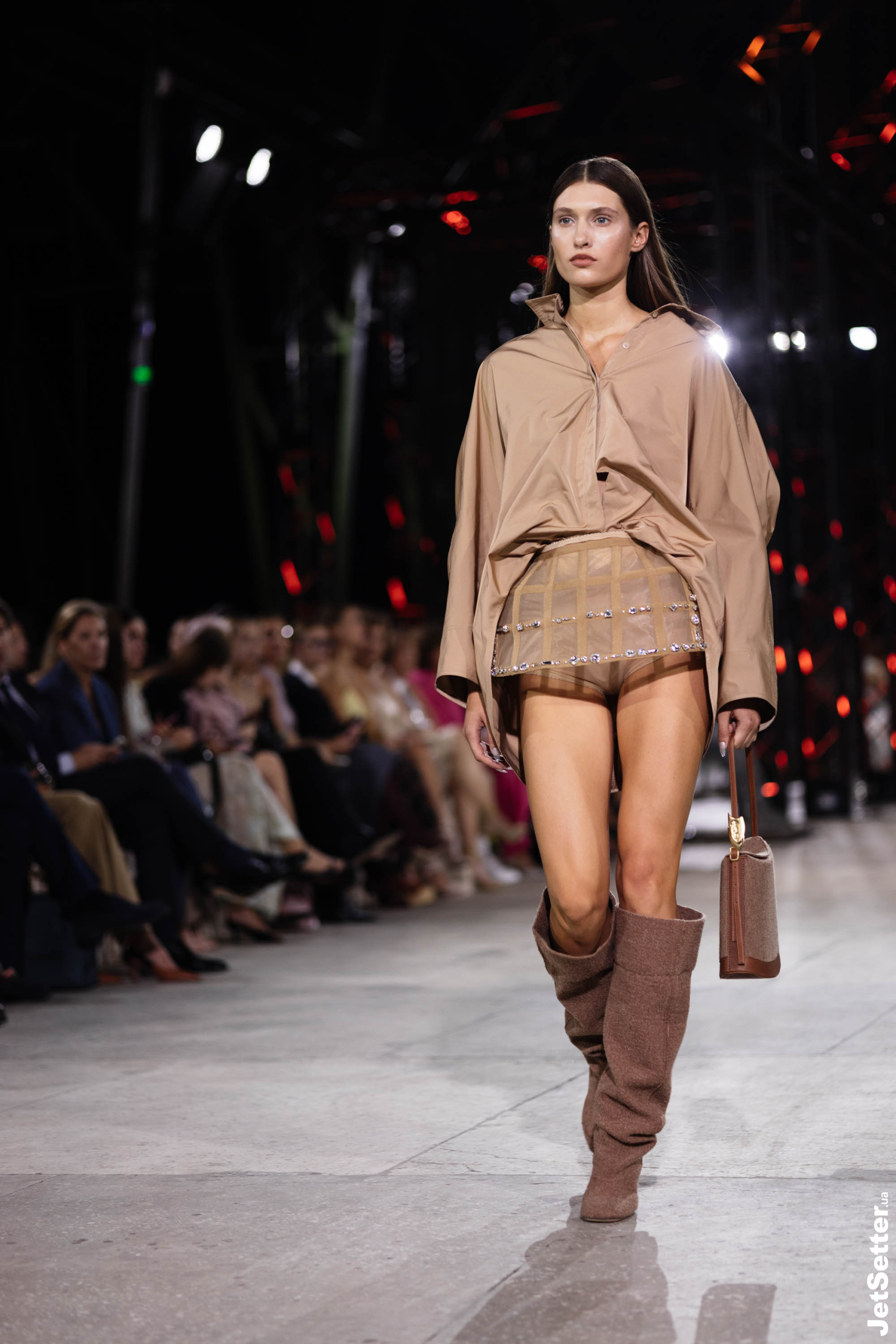 Показ the COAT FW 25/26: імпровізований костел, весілля та поцілунки