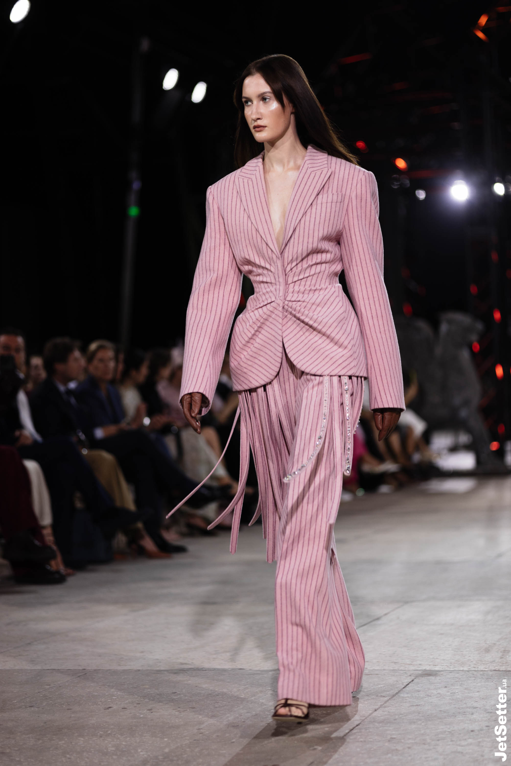 Показ the COAT FW 25/26: імпровізований костел, весілля та поцілунки