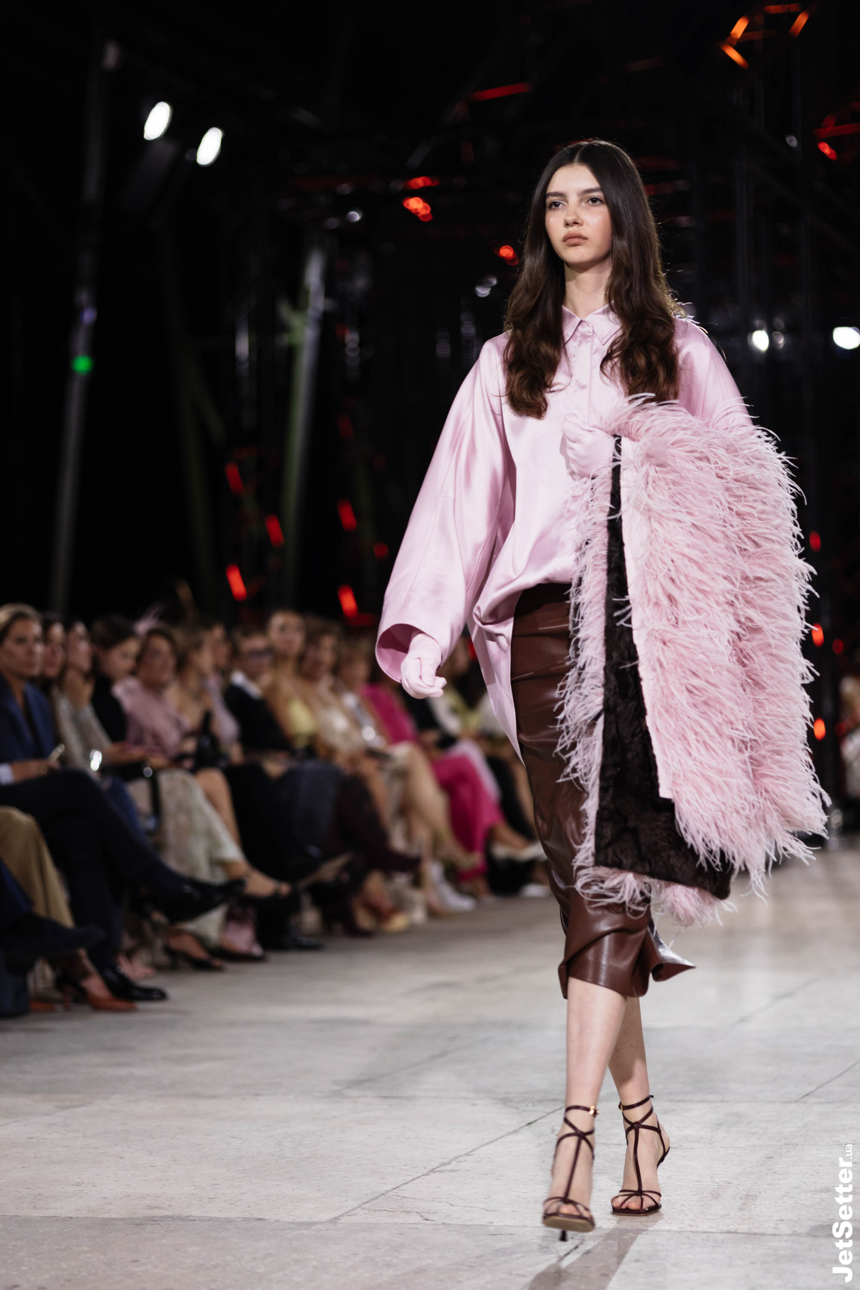 Показ the COAT FW 25/26: імпровізований костел, весілля та поцілунки