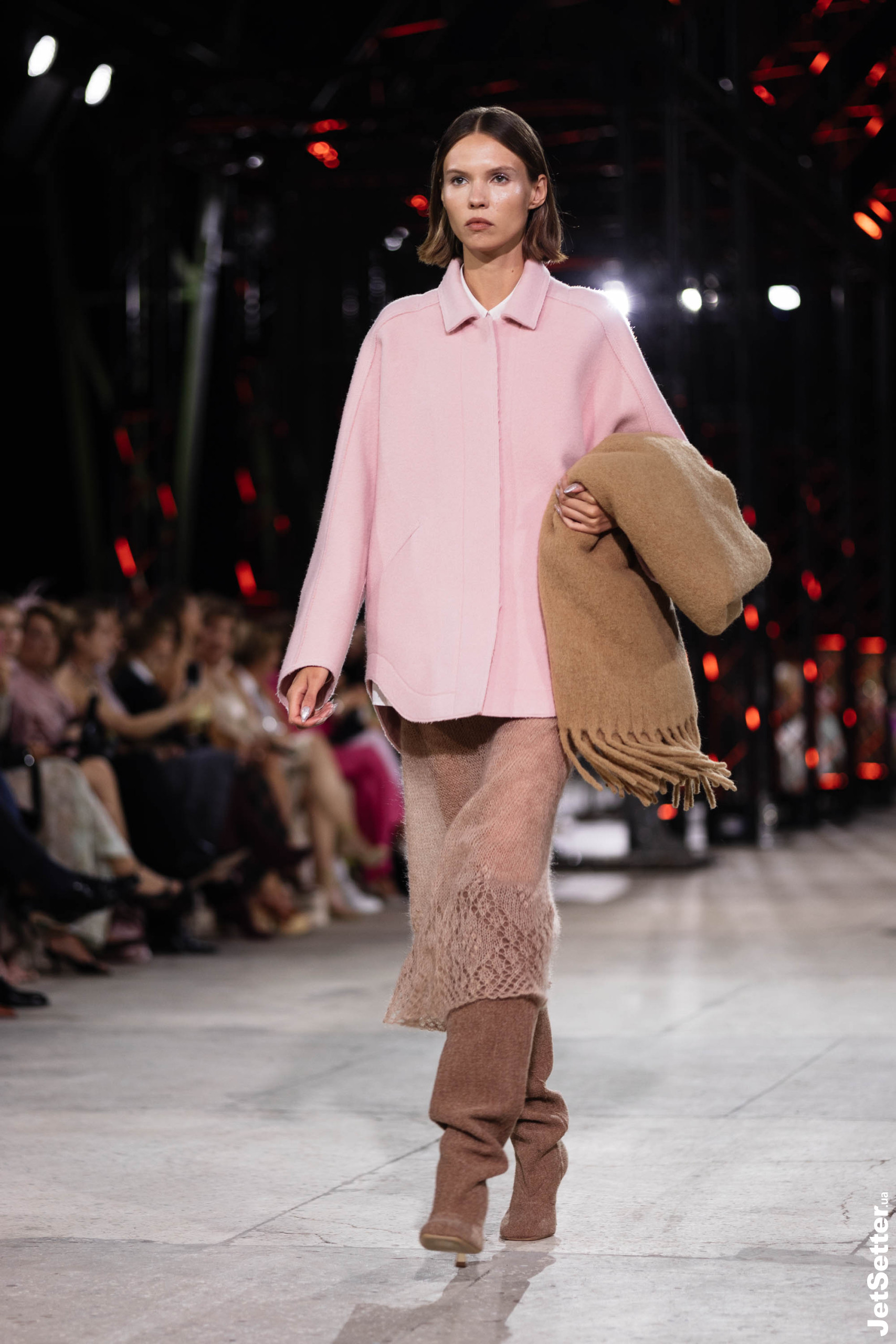 Показ the COAT FW 25/26: імпровізований костел, весілля та поцілунки