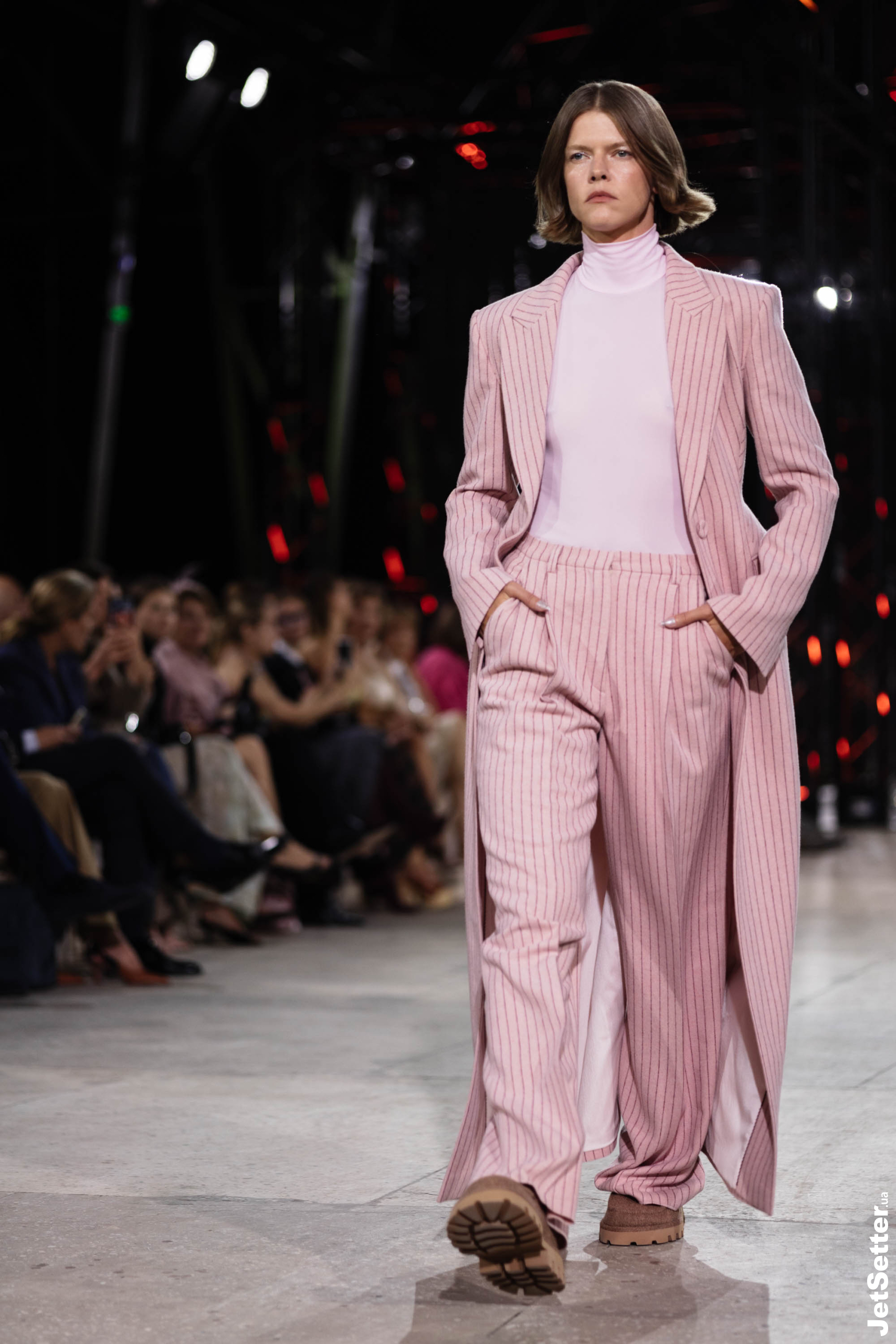 Показ the COAT FW 25/26: імпровізований костел, весілля та поцілунки