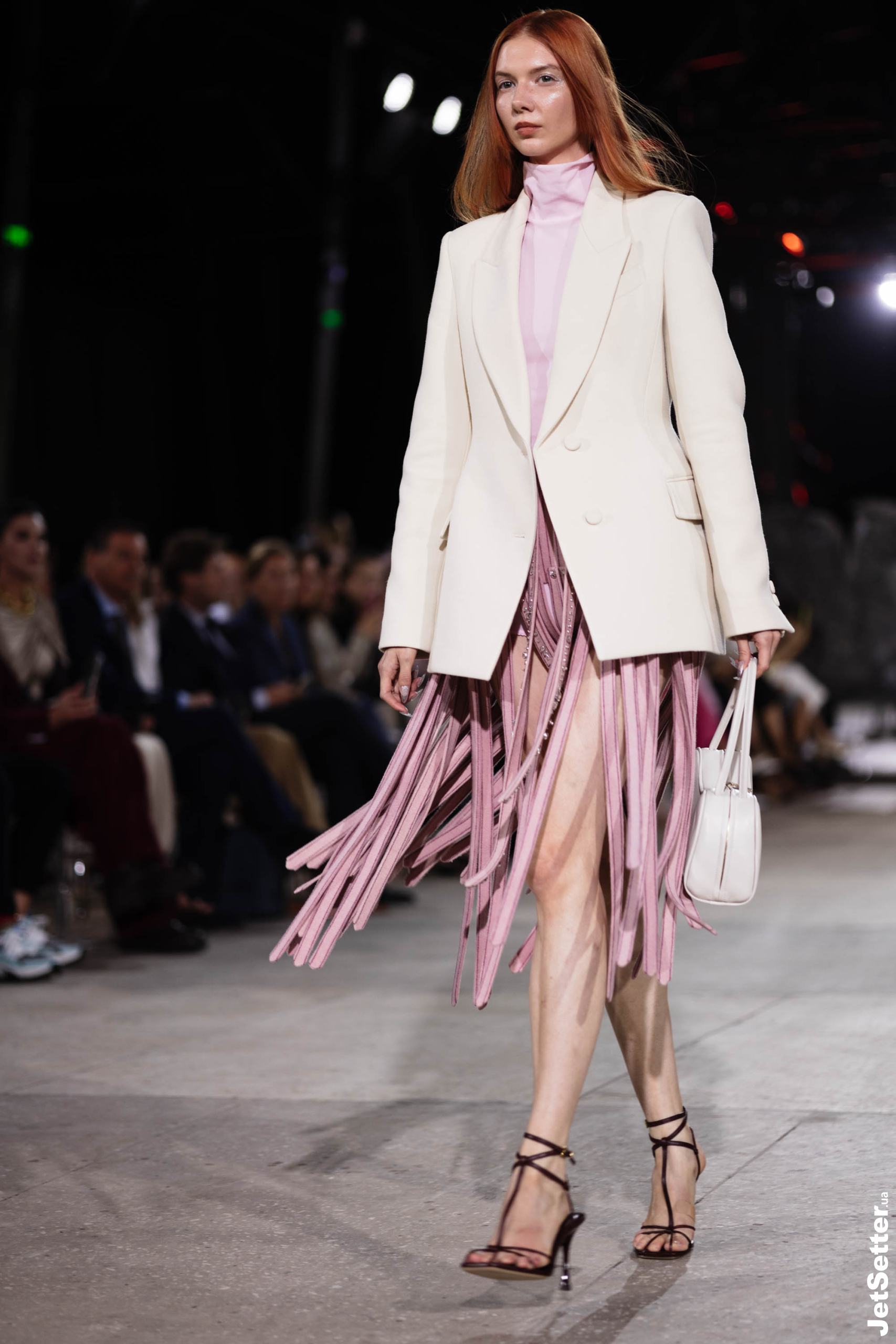 Показ the COAT FW 25/26: імпровізований костел, весілля та поцілунки