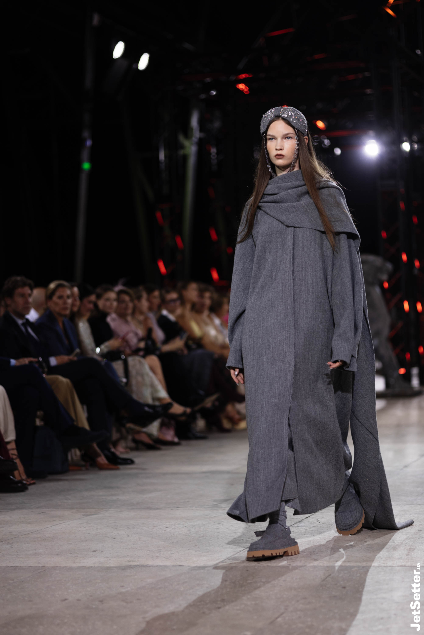 Показ the COAT FW 25/26: імпровізований костел, весілля та поцілунки