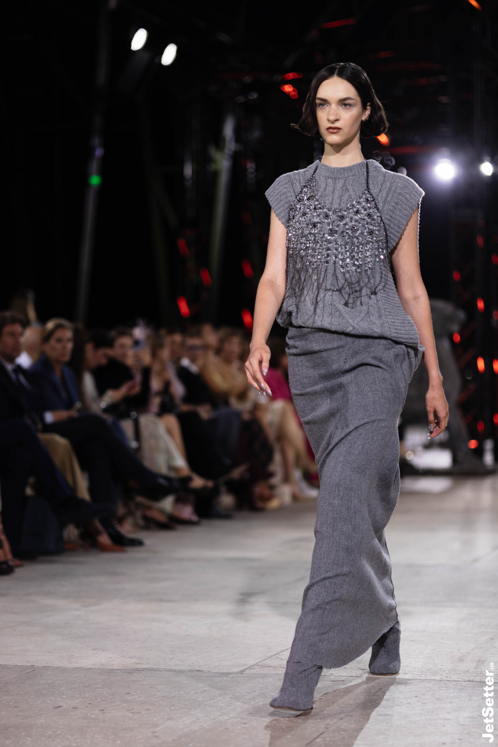 Показ the COAT FW 25/26: імпровізований костел, весілля та поцілунки